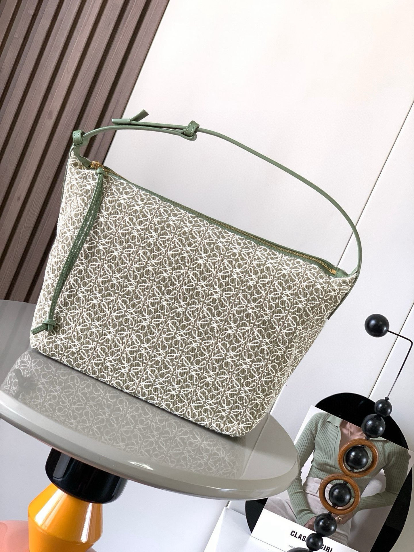 NO:210257,[Gift] Anagram Jacquard Cloth and Cowhide Leather Cubi Handbag Large Bento Bag~ Cubi Lunch Box Bag This season's happiness is given by Cubi!  L0ewe The latest sought-after armpit bag Cubi embroidery design has a high-end feel. Any piece of plain white T can produce a wonderful chemical reaction. The adjustment function of the shoulder strap is also very attentive. There is no too much cumbersome. With a light button, you can free your hands. The handle and armpits look good. The capacity is large and the weight is very light!  So cute Come on the 