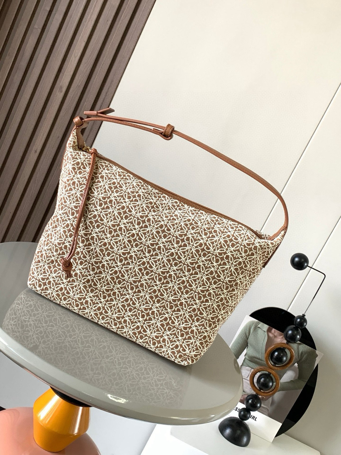 NO:210275,[Gift] Anagram Jacquard Cloth and Cowhide Leather Cubi Handbag Large Bento Bag~ Cubi Lunch Box Bag This season's happiness is given by Cubi!  L0ewe The latest sought-after armpit bag Cubi embroidery design has a high-end feel. Any piece of plain white T can produce a wonderful chemical reaction. The adjustment function of the shoulder strap is also very attentive. There is no too much cumbersome. With a light button, you can free your hands. The handle and armpits look good. The capacity is large and the weight is very light!  So cute Come on the 