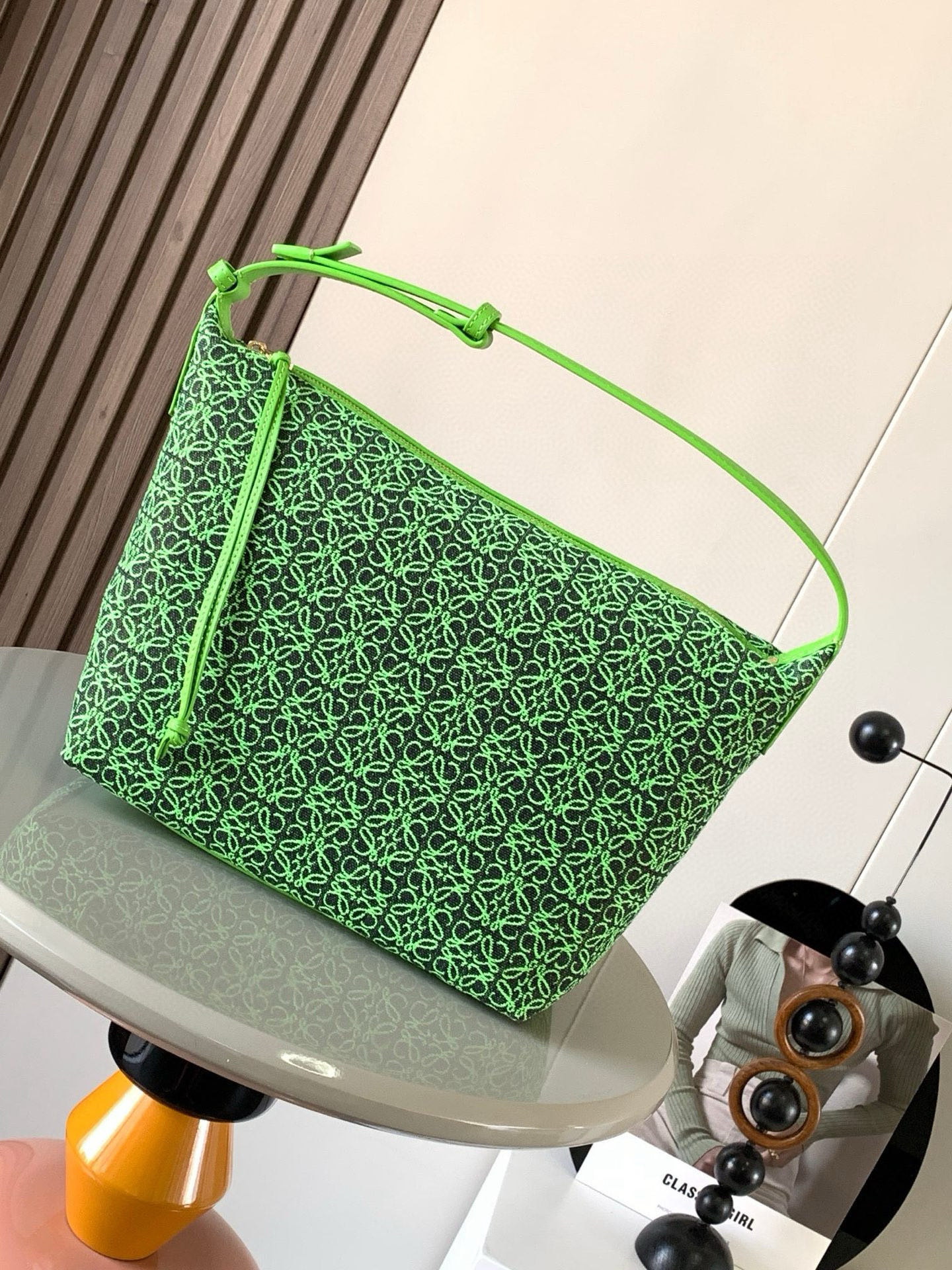 NO:210281,[Gift] Anagram Jacquard Cloth and Cowhide Leather Cubi Handbag Large Bento Bag~ Cubi Lunch Box Bag This season's happiness is given by Cubi!  L0ewe The latest sought-after armpit bag Cubi embroidery design has a high-end feel. Any piece of plain white T can produce a wonderful chemical reaction. The adjustment function of the shoulder strap is also very attentive. There is no too much cumbersome. With a light button, you can free your hands. The handle and armpits look good. The capacity is large and the weight is very light!  So cute Come on the 