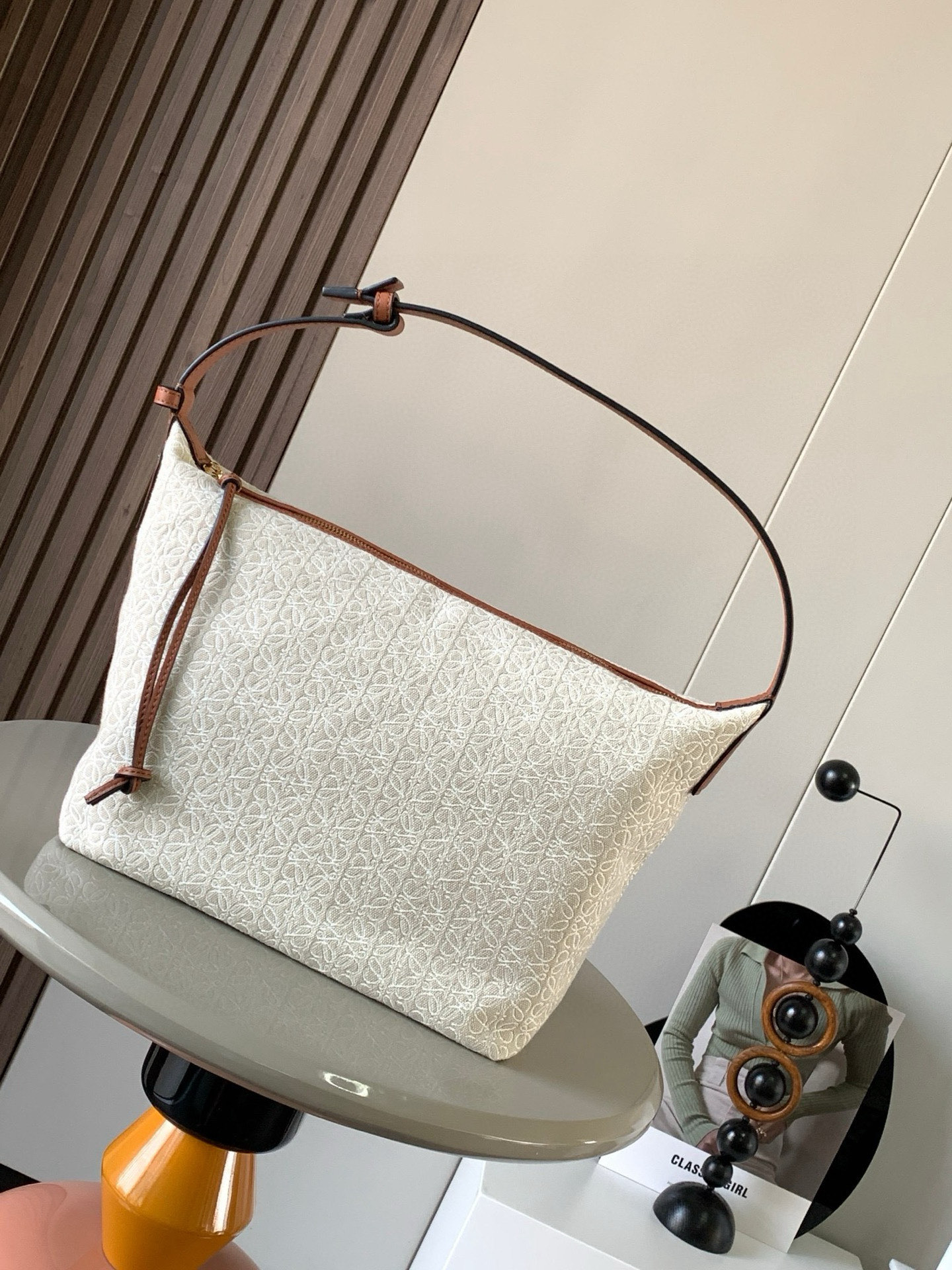 NO:210285,[Gift] Anagram Jacquard Cloth and Cowhide Leather Cubi Handbag Large Bento Bag~ Cubi Lunch Box Bag This season's happiness is given by Cubi!  L0ewe The latest sought-after armpit bag Cubi embroidery design has a high-end feel. Any piece of plain white T can produce a wonderful chemical reaction. The adjustment function of the shoulder strap is also very attentive. There is no too much cumbersome. With a light button, you can free your hands. The handle and armpits look good. The capacity is large and the weight is very light!  So cute Come on the 