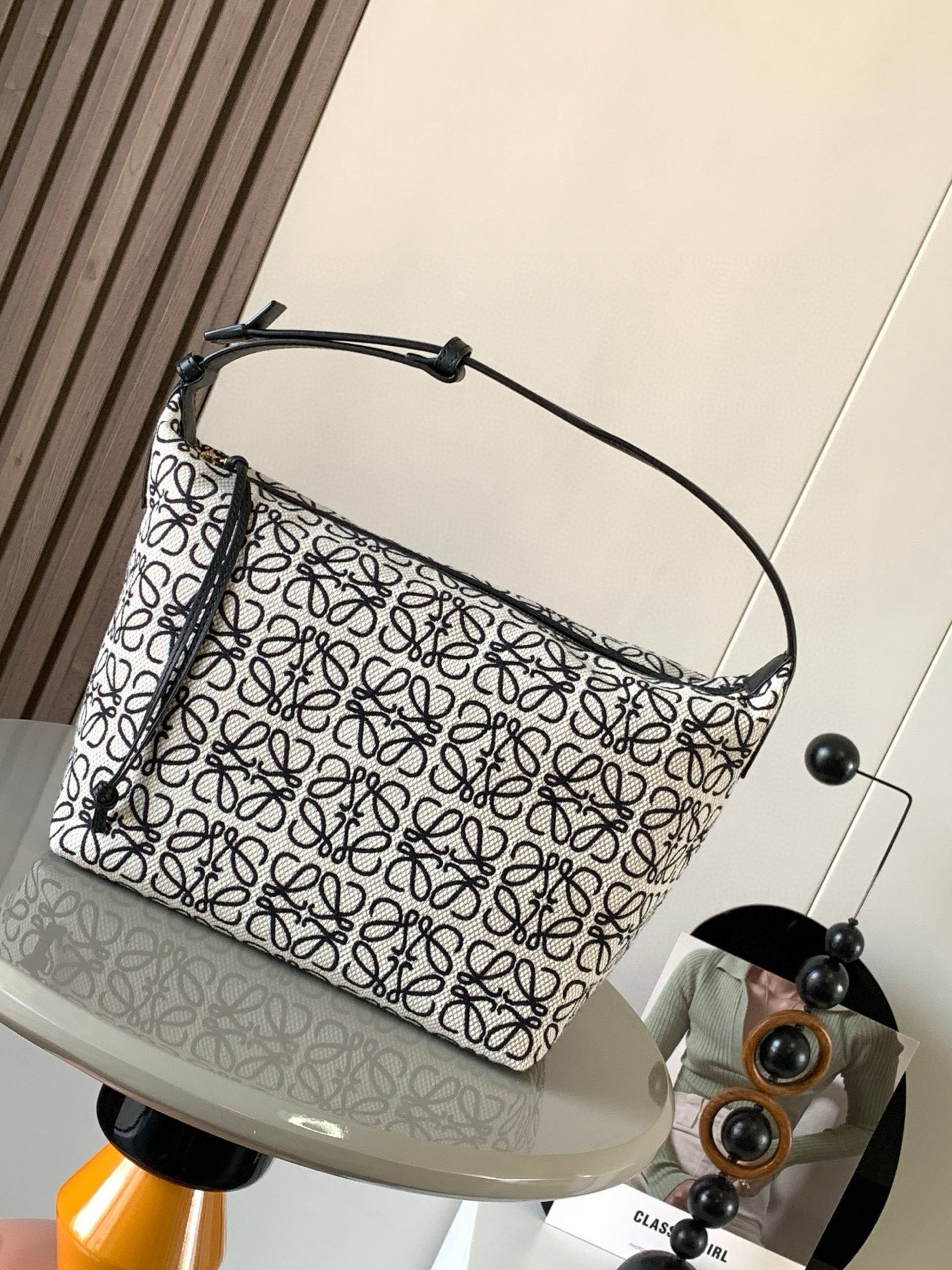 NO:210297,[Gift] Anagram Jacquard Cloth and Cowhide Leather Cubi Handbag Large Bento Bag~ Cubi Lunch Box Bag This season's happiness is given by Cubi!  L0ewe The latest sought-after armpit bag Cubi embroidery design has a high-end feel. Any piece of plain white T can produce a wonderful chemical reaction. The adjustment function of the shoulder strap is also very attentive. There is no too much cumbersome. With a light button, you can free your hands. The handle and armpits look good. The capacity is large and the weight is very light!  So cute Come on the 