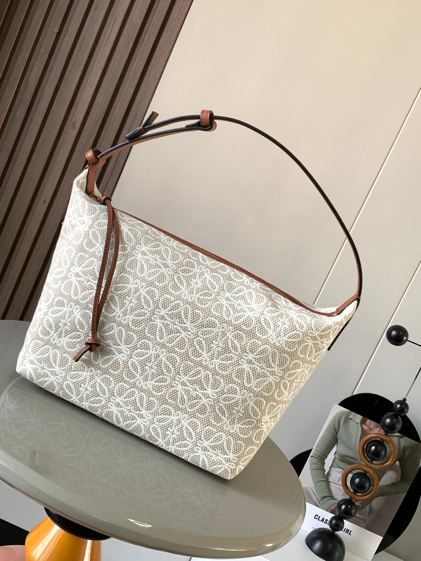 NO:210304,[Gift] Anagram Jacquard Cloth and Cowhide Leather Cubi Handbag Large Bento Bag~ Cubi Lunch Box Bag This season's happiness is given by Cubi!  L0ewe The latest sought-after armpit bag Cubi embroidery design has a high-end feel. Any piece of plain white T can produce a wonderful chemical reaction. The adjustment function of the shoulder strap is also very attentive. There is no too much cumbersome. With a light button, you can free your hands. The handle and armpits look good. The capacity is large and the weight is very light!  So cute Come on the 