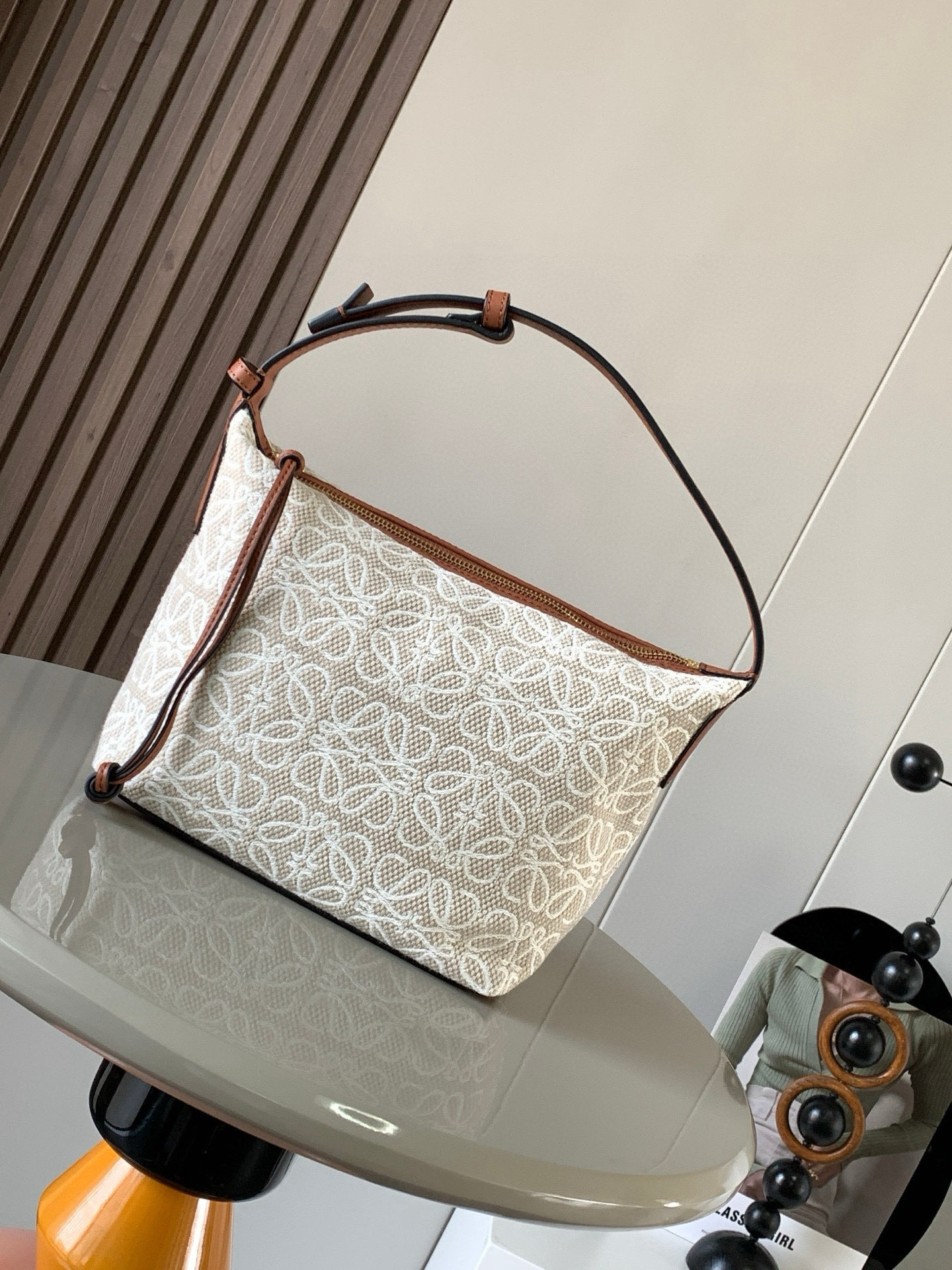NO:210318,Anagram jacquard cloth and cowhide leather Cubi handbag small bento bag~ Cubi lunch box bag this season's happiness is given by Cubi!  L0ewe The latest sought-after armpit bag Cubi embroidery design has a high-end feel. Any piece of plain white T can produce a wonderful chemical reaction. The adjustment function of the shoulder strap is also very attentive. There is no too much cumbersome. With a light button, you can free your hands. The handle and armpits look good. The capacity is large and the weight is very light!  So cute Come on the 