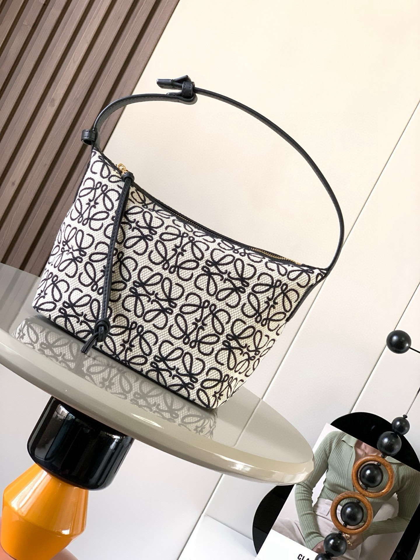 NO:210378,Anagram jacquard cloth and cowhide leather Cubi handbag small bento bag~ Cubi lunch box bag this season's happiness is given by Cubi!  L0ewe The latest sought-after armpit bag Cubi embroidery design has a high-end feel. Any piece of plain white T can produce a wonderful chemical reaction. The adjustment function of the shoulder strap is also very attentive. There is no too much cumbersome. With a light button, you can free your hands. The handle and armpits look good. The capacity is large and the weight is very light!  So cute Come on the 