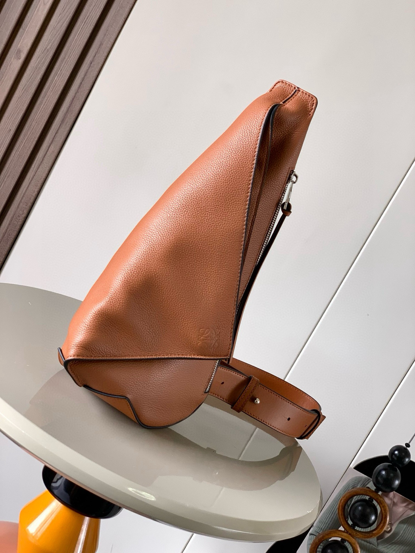 NO:211345,Men's crossbody bag soft smooth cowhide leather and jacquard cloth Anton Sling simple and practical Sling handbag with adjustable LOEWE fabric shoulder strap and zipper top design can be folded and fixed with snaps This version is made of soft smooth cowhide leather with LOEWE jacquard strap with two storage zipper bags, one on the front and the other on the side is suitable for fitting some close-fitting mobile phone car keys, which are often taken. I have to design it for him. Cowhide zipper head * Herringbone cotton canvas lining * Anagram embossed Size 17.5cm ~ 13cm ~ 34cm Model number 9052 Color caramel lying, Loewe, loewe, loewe, satchels, crossbody bags, cowhide19860909男士斜挎包胸包柔软光滑牛皮革和提花布Anton Sling简洁实用的Sling手袋带有可调节 LOEWE 织物肩带和拉链顶部设计使用时可以折叠并且可以用按扣固定此版本采用柔软光滑牛皮革制成配有 LOEWE 提花带子有两个收纳的拉链袋,一个在正面,一个是侧面侧面适合装一些贴身手机车钥匙这些经常要取拿的东西,不得不为他设计叫绝＊牛皮革拉链头＊人字纹棉质帆布衬里＊ Anagram 压纹 尺寸17.5cm～13cm～34cm 款号9052 颜色焦糖荔,罗意威,loewe,loewe,satchels,crossbody bags,cowhide,Bag