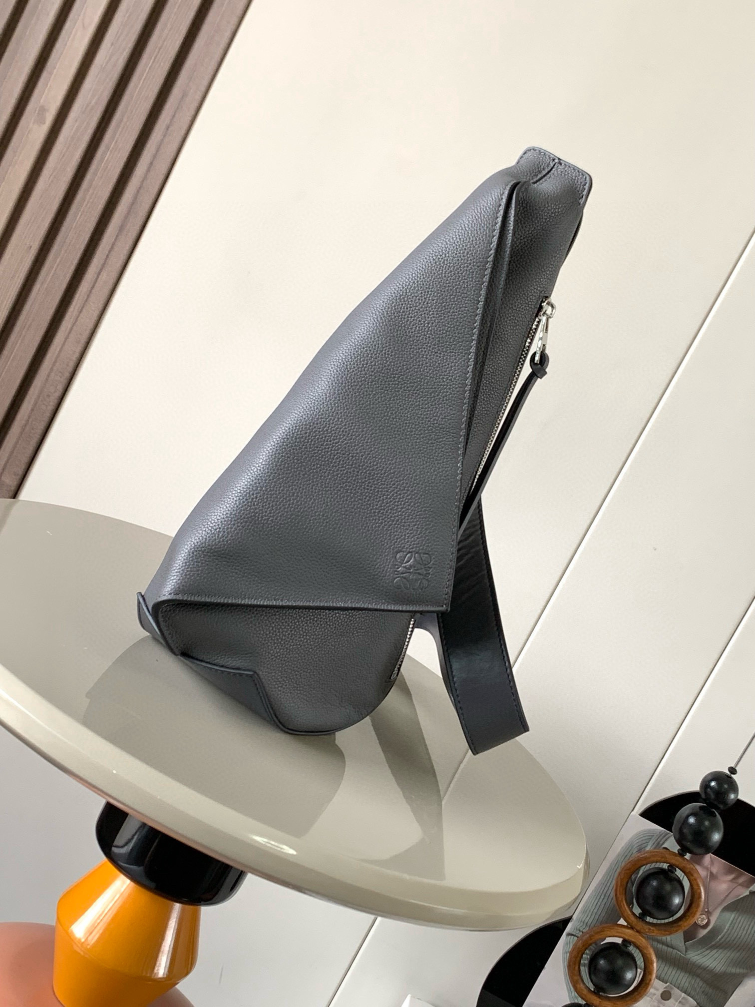 NO:211353,Men's crossbody bag soft smooth cowhide leather and jacquard cloth Anton Sling simple and practical Sling handbag with adjustable LOEWE fabric shoulder strap and zipper top design can be folded and fixed with snaps This version is made of soft smooth cowhide leather with LOEWE jacquard strap with two storage zipper bags, one on the front and the other on the side is suitable for fitting some close-fitting mobile phone car keys, which are often taken. I have to design it for him. Cowhide zipper head * Herringbone cotton canvas lining * Anagram embossed Size 17.5cm ~ 13cm ~ 34cm Model No. 9052 Color Coal Li, Luo Yiwei, loewe, loewe, satchels, crossbody bags, cowhide19860909男士斜挎包胸包柔软光滑牛皮革和提花布Anton Sling简洁实用的Sling手袋带有可调节 LOEWE 织物肩带和拉链顶部设计使用时可以折叠并且可以用按扣固定此版本采用柔软光滑牛皮革制成配有 LOEWE 提花带子有两个收纳的拉链袋,一个在正面,一个是侧面侧面适合装一些贴身手机车钥匙这些经常要取拿的东西,不得不为他设计叫绝＊牛皮革拉链头＊人字纹棉质帆布衬里＊ Anagram 压纹 尺寸17.5cm～13cm～34cm 款号9052 颜色煤炭荔,罗意威,loewe,loewe,satchels,crossbody bags,cowhide,Bag