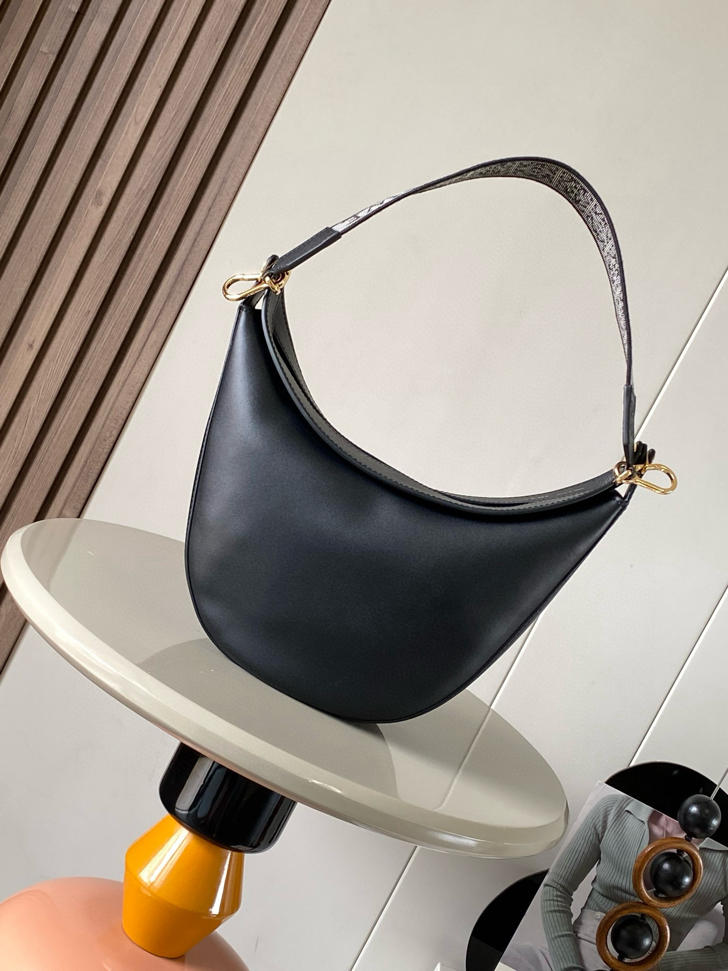 NO:211396,Luna half-moon Hobo handbag bag body design is soft, sculpted and curved lips, hidden sliding holes, and removable shoulder straps to make its shape more varied. This version is made of satin cowhide leather and is equipped with L0EWE jacquard strap. The shoulder can be detached, an internal insertion bag, herringbone cotton canvas lining, and the smooth crescent shape not only lengthens the proportion of the whole person, but also does not jaggle, and the comfort is particularly good. The wide shoulder strap design does not press down on the shoulder suction buckle opening and closing is more convenient to operate. The internal capacity is also large. The sunglasses folding umbrella can easily arrange the hidden sliding hanging rings on both sides. You can attach shoulder straps or hanging decorations to facilitate the control of various occasions. It is a bag that shows temperament and has a high daily usage rate. Size 34cm～9cm～30cm Model 9072 Color black, Luo Yiwei, loewe19860909Luna半月形Hobo手袋包身设计线条柔美,雕塑廓形和弧形双唇开合,隐藏式滑动孔眼,可拆卸肩带令其造型更加多变.这个版本采用缎面牛皮革制成,配有L0EWE提花带子.肩背可拆卸肩带,一个内部插袋,人字纹棉质帆布衬里,流畅的新月造型,不仅能将整个人的比例拉长上身也不卡,舒适感特别好宽肩带设计也不压肩膀吸扣开口开合更方便操作内部容量也很大,墨镜折叠伞都可以轻松安排两侧隐藏的滑动挂环,可以附加肩带或挂饰,方便各种场合的驾驭是一款显气质、日常使用率很高的包 size 34cm～9cm～30cm 型号9072 颜色黑色,罗意威,loewe,Bag