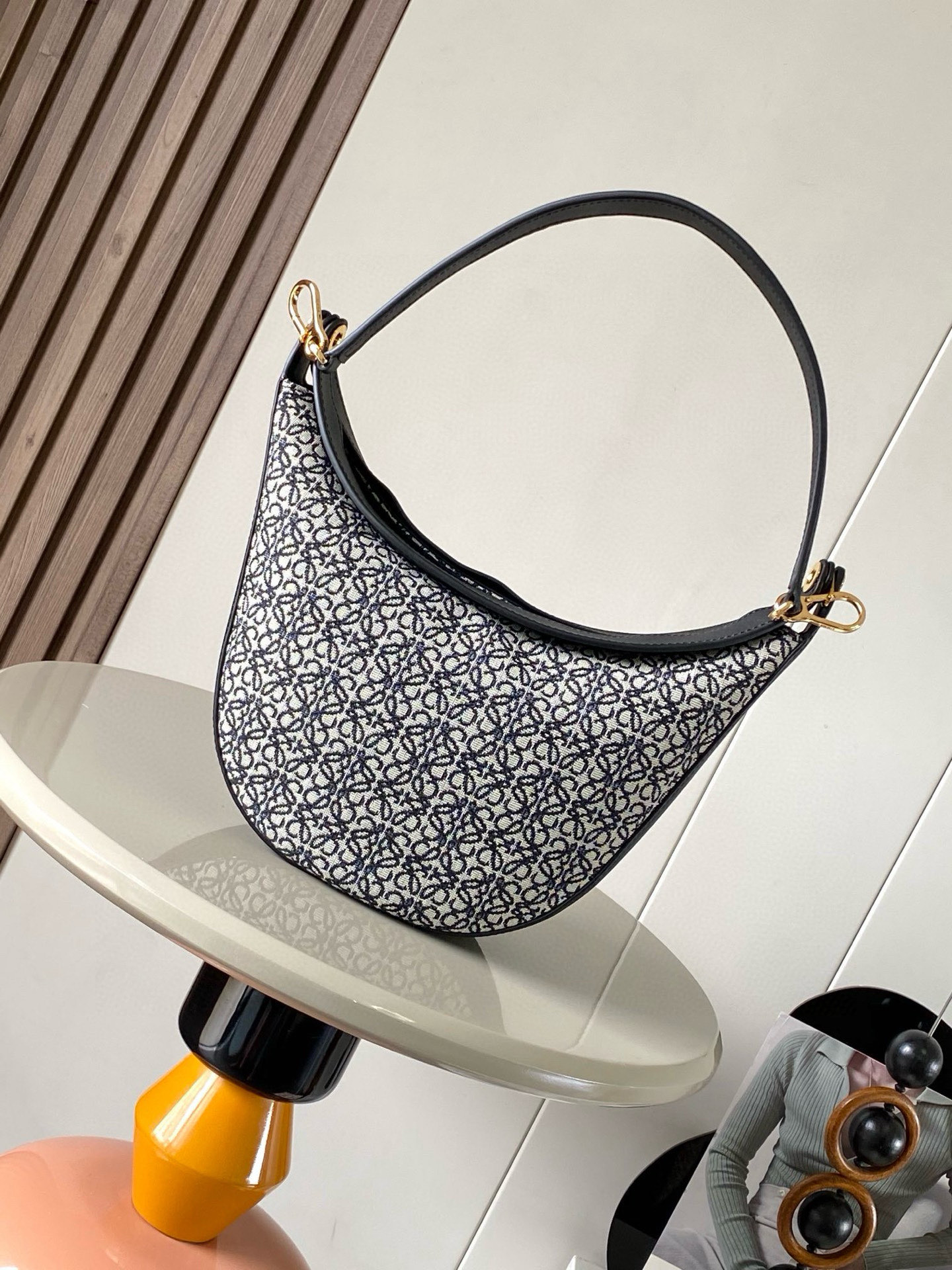 NO:211346,Luna Half Moon Hobo handbag bag body design is soft, with sculptural silhouette and curved lips opening and closing, hidden sliding eyelets, and removable shoulder straps to make its shape more varied. This version is made of Anagram jacquard cloth and classic cowhide leather, with removable shoulder straps, an internal insertion bag, herringbone cotton canvas lining, and a smooth crescent shape. It not only lengthens the proportion of the whole person, but also does not jamm, and has a particularly good sense of comfort. The wide shoulder strap design does not press down on the shoulder suction buckle opening and closing is more convenient to operate. The internal capacity is also large. The sunglasses folding umbrella can easily arrange the hidden sliding hanging rings on both sides, and can attach shoulder straps or hanging decorations to facilitate control in various occasions. It is a bag that shows temperament and has a high daily usage rate. Size 34cm～9cm～30cm Model 9072 Color black and blue flowers, Luo Yiwei, loewe, cowhide19860909Luna 半月形Hobo手袋包身设计线条柔美,雕塑廓形和弧形双唇开合,隐藏式滑动孔眼,可拆卸肩带令其造型更加多变.这个版本采用Anagram提花布和经典牛皮革制成肩背,可拆卸肩带,一个内部插袋,人字纹棉质帆布衬里,流畅的新月造型,不仅能将整个人的比例拉长上身也不卡,舒适感特别好 宽肩带设计也不压肩膀吸扣开口开合更方便操作 内部容量也很大,墨镜折叠伞都可以轻松安排两侧隐藏的滑动挂环,可以附加肩带或挂饰方便各种场合的驾驭.是一款显气质、日常使用率很高的包 size 34cm～9cm～30cm 型号9072 颜色黑蓝小花,罗意威,loewe,cowhide,Bag