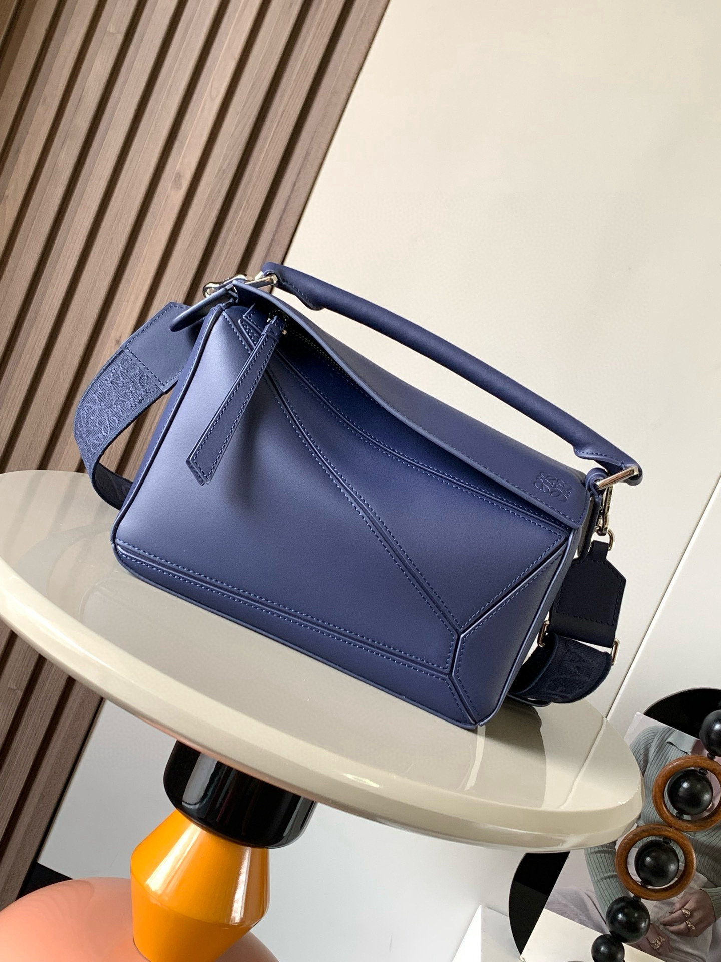 NO:211392,Geometric bag 24CMPuzzle handbag!  Original imported Napa Calfs Roh's popular geometric bag Puzzle handbag is the first handbag launched by creative director Jonathan Anderson for L0EWE. The unique geometric lines of Puzzle are made of soft Napa Calf leather. This small version is made of soft Napa Calf leather. Small Puzzle can accommodate for example a large wallet, mobile phones of all sizes and sunglasses [Sun] [Sun] oblique, shoulder, hand hold or top handle carrying * removable Size 24CM~16CM~10CM Model No. 9048 Color Navy, Loewe, loewe, wallets, cowhide19860909几何包24CMPuzzle手袋！原厂进口纳帕小牛皮罗家爆款几何包Puzzle 手袋是创意总监乔纳森·安德森为 L0EWE 推出的首款手提包长方体形状和精确的切割技术创造了 Puzzle 独特的几何线条这个小尺寸版本采用柔软纳帕小牛皮革制成＊小号 Puzzle 可以容纳例如一只大号钱包、所有尺寸的手机和太阳镜[太阳][太阳]斜、肩背、手拿或顶部提手携带＊可拆卸 尺寸24CM～16CM～10CM 款号9048 颜色海军蓝,罗意威,loewe,loewe,wallets,cowhide,Bag