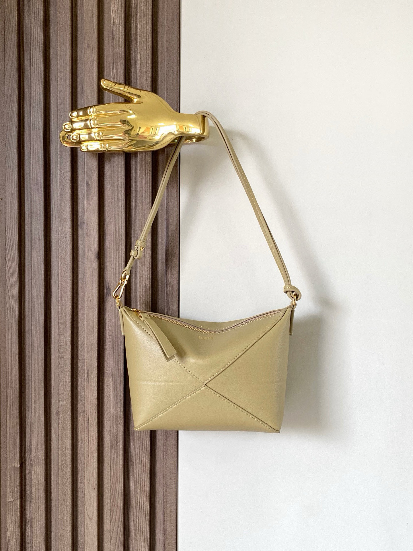 NO:211409,New product Puzzle Fold handbag reinterprets practical and versatile clutch draws inspiration from the geometric lines of the brand's classic handbags and reinterprets them with graphic architectural aesthetics. This handbag is made of glossy Napa cowhide leather. * Can be shoulder-to-back cross-body or placed in other handbags * Removable adjustable shoulder straps * Zipper opening and closing * Suede lining * LOEWE gold stamping Size 23cm~6.5cm~15.5cm Model No. 9073 Color clay green, Loewe, loewe, handbag19860909新品 Puzzle Fold手袋重新演绎实用百搭手拿包从品牌经典手袋的几何线条汲取灵感以富含图形建筑美感的镶片重新诠释.此款手袋采用亮面纳帕牛皮革制成.＊可肩背斜挎或放在其他手袋内＊可拆卸可调节肩带＊拉链开合＊绒面革衬里* LOEWE 烫金 尺寸23cm～6.5cm～15.5cm 款号9073 颜色黏土绿,罗意威,loewe,loewe,handbag,Bag