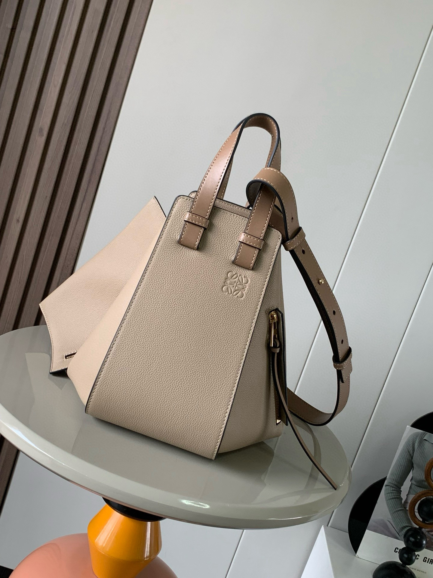 NO:212451,Small soft grain cowhide leather Hammock Handbag with soft side bread can release the sides to change shape. The ring-shaped strap can make the handbag have many ways to wear this small version is made of soft grain cowhide leather ＊Small Hammock can accommodate, for example, a large wallet, all sizes of mobile phones and sunglasses＊Second body, shoulder or through the top handle＊Removable adjustable shoulder strap＊Internal hook closure＊Two internal insert pockets, one external zipper pocket＊Can be customized with shoulder straps and personalized hangings＊Herge-shaped cotton canvas lining*Anagram embossed Size 30cm－25cm－14cm Model number 9060 Color sand color lily, Luo Yiwei, loewe, wallets, cowhide19860909小号柔软粒面牛皮革 Hammock 手袋带有柔软侧面包身的多功能手袋可释放侧面来改变形状.环状带子可以使手袋有多种佩戴方式这个小尺寸版本采用柔软粒面牛皮革制成 ＊小号 Hammock 可以容纳例如一只大号钱包所有尺寸的手机和太阳镜＊斜挎,肩背或通过顶部提手携带＊可拆卸可调节肩带＊内部钩扣封口＊两个内部插袋,一个外部拉链口袋＊可以使用肩带和个性化挂饰进行定制＊人字纹棉质帆布衬里* Anagram 压纹 尺寸30cm～25cm～14cm 款号9060 颜色沙色荔,罗意威,loewe,wallets,cowhide,Bag