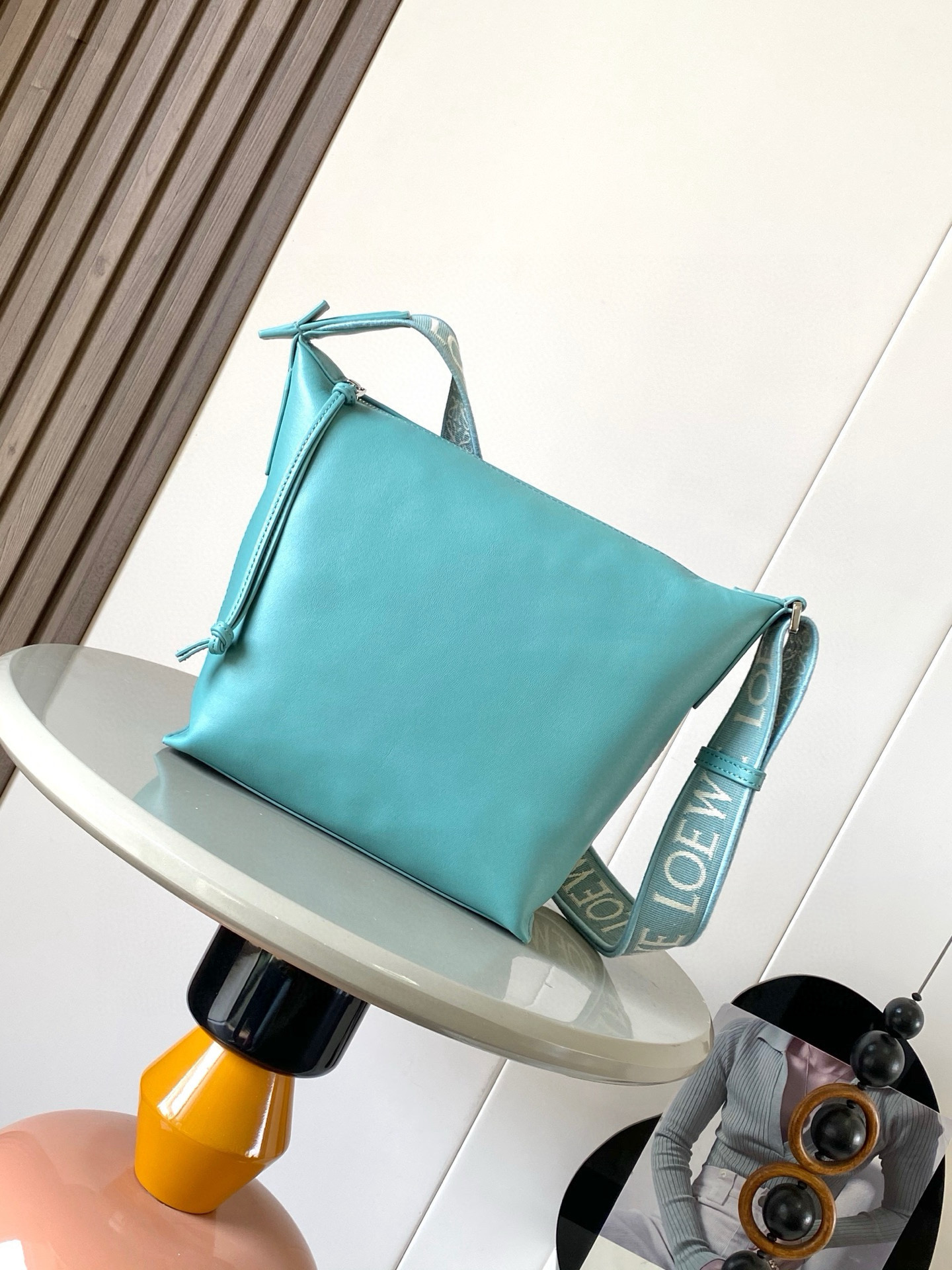 NO:212473,Small Cubi crossbody bag made a stunning appearance this time. It is really surprising that it has a jacquard adjustable shoulder strap. It feels skin-friendly and soft, and has strong functionality. It can be used as a gym bag as a short trip. It is also very out of the circle. It is really a good bag with very high comprehensive quality. The Cubi crossbody bag is a spacious and soft handbag that can easily adapt to the body shape. This version is made of soft and smooth cowhide, paired with L0EWE jacquard strap. Crossbody strap or shoulder back. Adjustable shoulder strap. Zipper opening and closing with cowhide zipper head. Internal insert bag. Size 29.5~22~10.5CM. Model number 9026. Color water blue, Loewe, satchels, crossbody bags, cowhide19860909小号Cubi斜挎包惊艳亮相这次出了Cubi 真是让人惊喜配有提花可调节肩带手感亲肤柔和容量大功能性强 可以单肩腋下斜挎 可当健身包使用作为短途旅行的行李袋也是非常出圈、出片的真的是一只综合素质非常高的好包包Cubi 斜挎包是一款宽敞且柔软的手袋,可轻松适应体形此版本采用柔软光滑的牛皮革制成,搭配 L0EWE 提花肩带 .斜挎或肩背 .可调节肩带 .拉链开合带牛皮革拉链头.内部插袋 尺寸29.5～22～10.5CM 款号9026 颜色水蓝色,罗意威,loewe,satchels,crossbody bags,cowhide,Bag