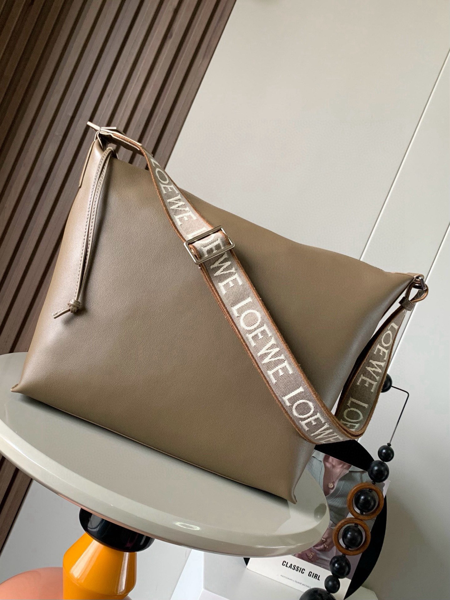 NO:212477,Cubi crossbody bag is a stunning appearance this time. It is really surprising that it has a jacquard adjustable shoulder strap. It feels skin-friendly and soft, and has strong capacity. It can be used as a crossbody under the armpit. It can be used as a gym bag as a short trip. It is also very out of the circle. It is really a good bag with very high comprehensive quality. Cubi crossbody bag is a spacious and soft handbag that can easily adapt to the body shape. This version is made of soft and smooth cowhide, paired with L0EWE jacquard strap. Crossbody strap or shoulder back. Adjustable shoulder strap. Zipper opening and closing with cowhide zipper head. Internal insertion bag. Can hold a 13-inch laptop. Size 44~30~18CM. Model number 9010. Color Winter Brown, Loewe, satchels, crossbody bags, cowhide19860909Cubi斜挎包惊艳亮相这次出了Cubi 真是让人惊喜配有提花可调节肩带手感亲肤柔和容量大功能性强 可以单肩腋下斜挎 可当健身包使用作为短途旅行的行李袋也是非常出圈、出片的真的是一只综合素质非常高的好包包Cubi 斜挎包是一款宽敞且柔软的手袋,可轻松适应体形此版本采用柔软光滑的牛皮革制成,搭配 L0EWE 提花肩带 .斜挎或肩背 .可调节肩带 .拉链开合带牛皮革拉链头.内部插袋 .可放13寸笔记本电脑 尺寸44～30～18CM 款号9010 颜色冬季棕,罗意威,loewe,satchels,crossbody bags,cowhide,Bag