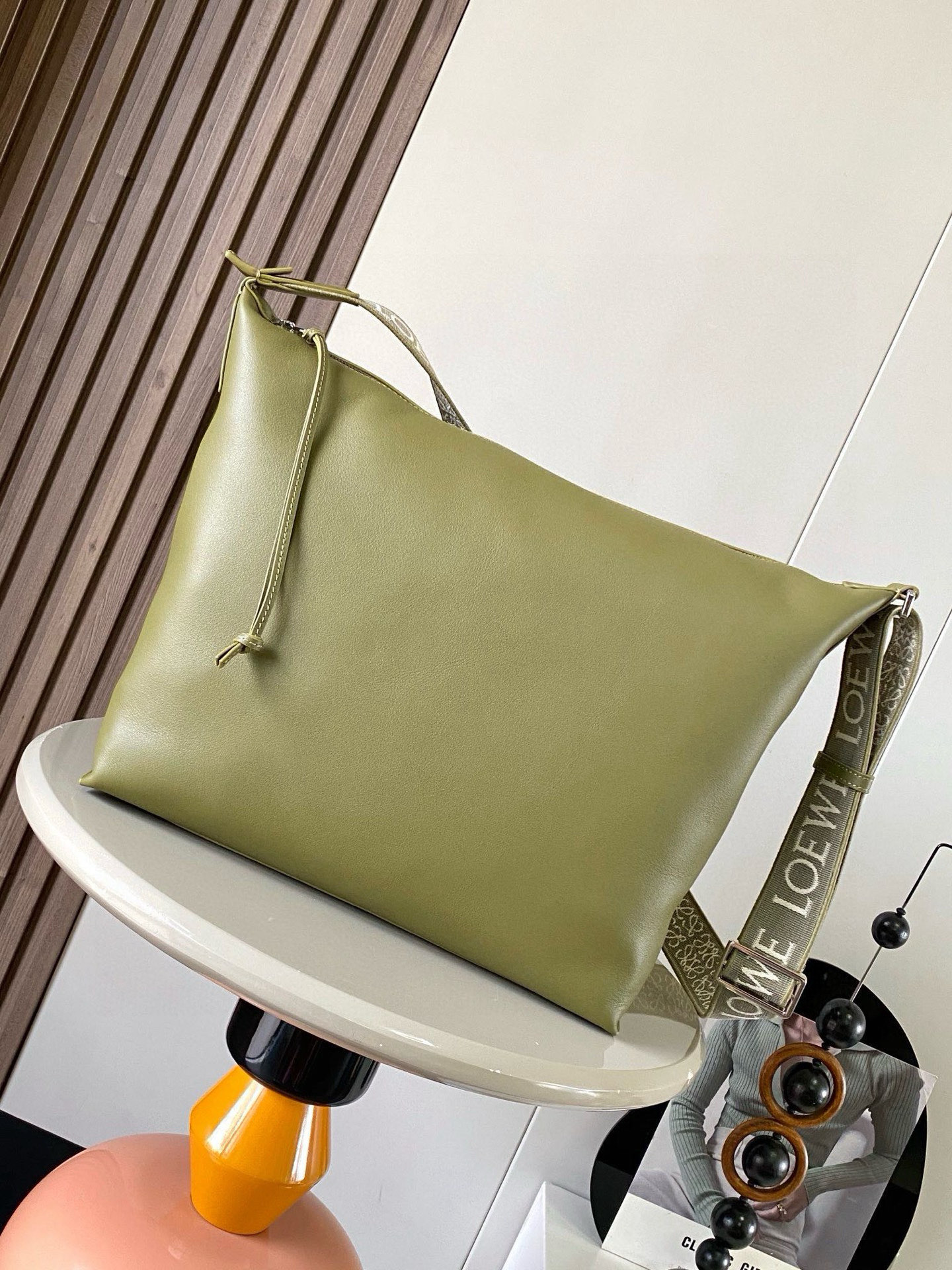 NO:212483,Cubi crossbody bag is amazingly debuting this time. It is really surprising that it has a jacquard adjustable shoulder strap. It feels skin-friendly and soft. It has strong capacity and strong functionality. It can be used as a fitness bag as a short trip. It is also very out of the circle. It is really a good bag with very high comprehensive quality. Cubi crossbody bag is a spacious and soft handbag that can easily adapt to the body shape. This version is made of soft and smooth cowhide strap. It is paired with L0EWE jacquard strap. Crossbody strap or shoulder back. Adjustable shoulder strap. Zipper opening and closing with cowhide zipper head. Internal insertion bag. Can hold a 13-inch laptop. Size 44~30~18CM. Model number 9010. Color olive, Loewe, satchels, crossbody bags, cowhide19860909Cubi斜挎包惊艳亮相这次出了Cubi 真是让人惊喜配有提花可调节肩带手感亲肤柔和容量大功能性强 可以单肩腋下斜挎 可当健身包使用作为短途旅行的行李袋也是非常出圈、出片的真的是一只综合素质非常高的好包包Cubi 斜挎包是一款宽敞且柔软的手袋,可轻松适应体形此版本采用柔软光滑的牛皮革制成,搭配 L0EWE 提花肩带 .斜挎或肩背 .可调节肩带 .拉链开合带牛皮革拉链头.内部插袋 .可放13寸笔记本电脑 尺寸44～30～18CM 款号9010 颜色橄榄色,罗意威,loewe,satchels,crossbody bags,cowhide,Bag