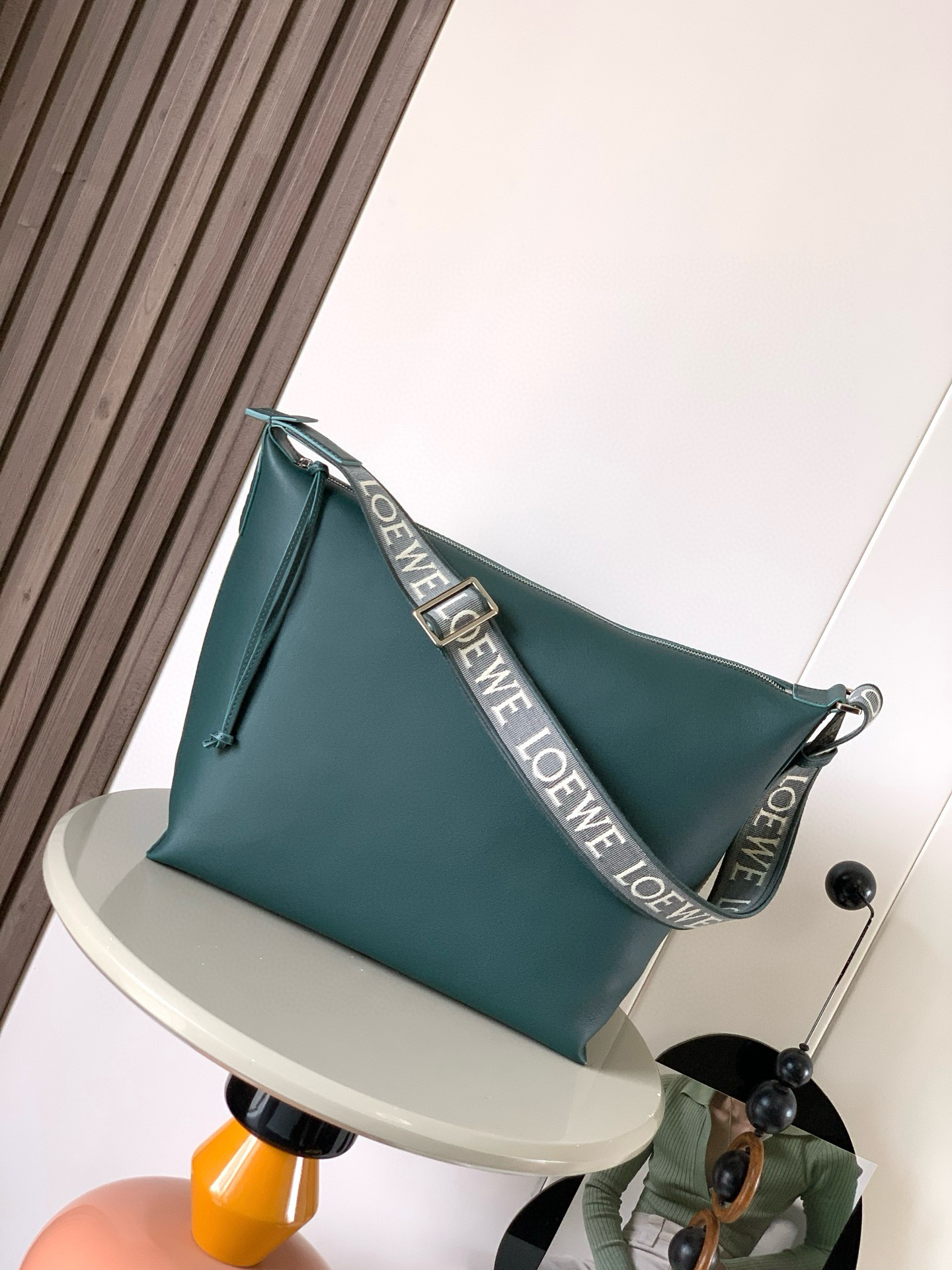 NO:212489,Cubi crossbody bag is amazingly debuting this time. It is really surprising that it has a jacquard adjustable shoulder strap. It feels skin-friendly and soft, and has strong capacity. It can be used as a crossbody under the armpit. It can be used as a gym bag as a short trip. It is also very out of the circle. It is really a good bag with very high comprehensive quality. Cubi crossbody bag is a spacious and soft handbag that can easily adapt to the body shape. This version is made of soft and smooth cowhide, paired with L0EWE jacquard strap. Crossbody strap or shoulder back. Adjustable shoulder strap. Zipper opening and closing with cowhide zipper head. Internal insertion bag. Can hold a 13-inch laptop. Size 44~30~18CM. Model number 9010. Color is blue and dark green. Loewe, loewe, satchels, crossbody bags, cowhide.19860909Cubi斜挎包惊艳亮相这次出了Cubi 真是让人惊喜配有提花可调节肩带手感亲肤柔和容量大功能性强 可以单肩腋下斜挎 可当健身包使用作为短途旅行的行李袋也是非常出圈、出片的真的是一只综合素质非常高的好包包Cubi 斜挎包是一款宽敞且柔软的手袋,可轻松适应体形此版本采用柔软光滑的牛皮革制成,搭配 L0EWE 提花肩带 .斜挎或肩背 .可调节肩带 .拉链开合带牛皮革拉链头.内部插袋 .可放13寸笔记本电脑 尺寸44～30～18CM 款号9010 颜色青墨绿,罗意威,loewe,satchels,crossbody bags,cowhide,Bag