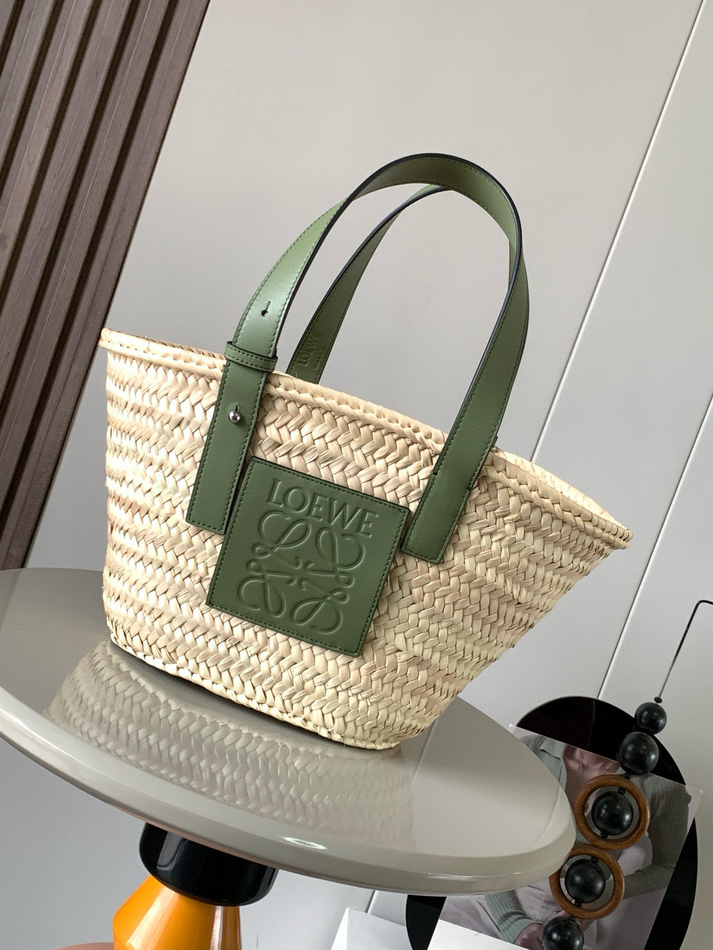 NO:212501,Small Palm Leaf and Cowhide Basket Handbag A traditional Basket handbag with a classic hand-woven body and cowhide top handle This version is made of palm leaves and cowhide leather. Due to hand-made, the size may be slightly different, making every purchase unique. It is a must-have for spring and summer fairies. The magic of it is that no matter what style of clothes you wear, just carry it ~ full of casual and freshness ~ things that are essential to go out ~ can be filled with pastoral style, but urban!  There are so many celebrities who have the same style~ and they have a very light weight!  The classic fighter ◇Hurry and put it in your pocket. Size 31CM~17.5CM~13CM Model number 8004 Color green, Loewe, cowhide19860909小号棕榈叶和牛皮革 Basket 手袋一个传统的 Basket 手袋带有经典的手工编织包身和牛皮革顶部提手这个版本采用棕榈叶和牛皮革制成由于手工制作,尺寸可能略有不同,使每次购买都独一无真的是超级有氛围感的包款春夏季仙女的必备款它的神奇之处在于无论你穿什么风格的衣服只要拎着它～满满的随性感小清新～出门必备的东西～都能装得下田园风,可都市！超多明星同款哦～而且自重很轻！经典中的战斗机◇快快纳入囊中吧 尺寸31CM~17.5CM~13CM 款号8004 颜色绿色,罗意威,loewe,cowhide,Bag
