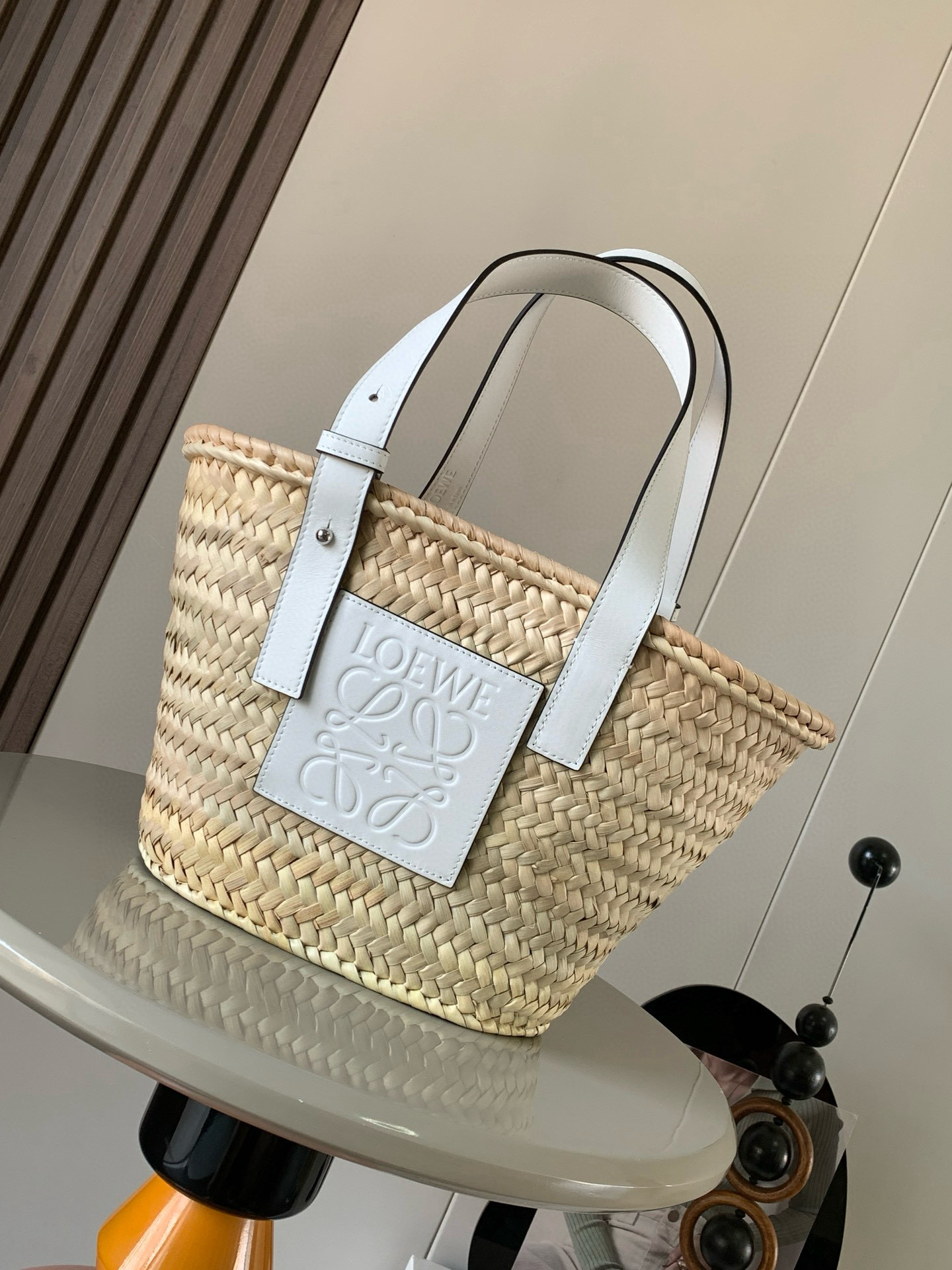 NO:212525,Small Palm Leaf and Cowhide Basket Handbag A traditional Basket handbag with a classic hand-woven body and cowhide top handle This version is made of palm leaves and cowhide leather. Due to hand-made, the size may be slightly different, making every purchase unique. It is a must-have for spring and summer fairies. The magic of it is that no matter what style of clothes you wear, just carry it ~ full of casual and freshness ~ things that are essential to go out ~ can be filled with pastoral style, but urban!  There are so many celebrities who have the same style~ and they have a very light weight!  The classic fighter ◇Hurry and put it in your pocket. Size 31CM~17.5CM~13CM Model number 8004 Color white, Loewe, cowhide19860909小号棕榈叶和牛皮革 Basket 手袋一个传统的 Basket 手袋带有经典的手工编织包身和牛皮革顶部提手这个版本采用棕榈叶和牛皮革制成由于手工制作,尺寸可能略有不同,使每次购买都独一无真的是超级有氛围感的包款春夏季仙女的必备款它的神奇之处在于无论你穿什么风格的衣服只要拎着它～满满的随性感小清新～出门必备的东西～都能装得下田园风,可都市！超多明星同款哦～而且自重很轻！经典中的战斗机◇快快纳入囊中吧 尺寸31CM~17.5CM~13CM 款号8004 颜色白色,罗意威,loewe,cowhide,Bag