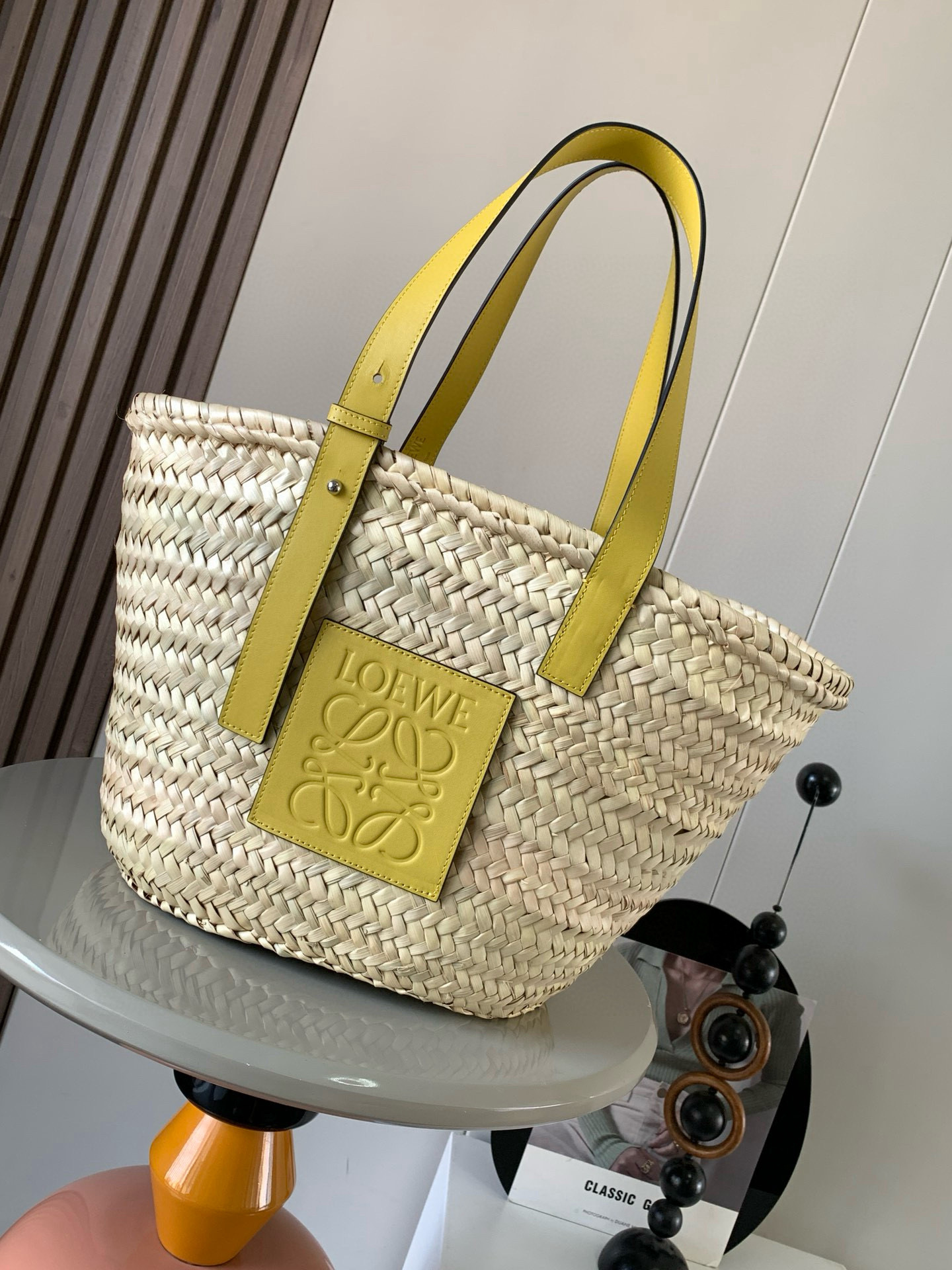 NO:212531,Large Palm Leaf and Cowhide Basket Handbag A traditional Basket handbag with a classic hand-woven body and cowhide top handle This version is made of palm leaves and cowhide leather. Due to the handmade, the size may be slightly different, making it unique every time you buy it. It is a must-have for spring and summer fairies. The magic of it is that no matter what style of clothes you wear, just carry it ~ full of casual and freshness ~ things that are essential to go out ~ can be filled with pastoral style, but urban!  There are so many celebrities who have the same style~ and they have a very light weight!  The classic fighter ◇Hurry and put it in your pocket. Size 47CM~28CM~25CM No. 8005 Color yellow, Loewe, cowhide19860909大号棕榈叶和牛皮革 Basket 手袋一个传统的 Basket 手袋带有经典的手工编织包身和牛皮革顶部提手这个版本采用棕榈叶和牛皮革制成由于手工制作,尺寸可能略有不同,使每次购买都独一无真的是超级有氛围感的包款春夏季仙女的必备款它的神奇之处在于无论你穿什么风格的衣服只要拎着它～满满的随性感小清新～出门必备的东西～都能装得下田园风,可都市！超多明星同款哦～而且自重很轻！经典中的战斗机◇快快纳入囊中吧 尺寸47CM~28CM~25CM 款号8005 颜色黄色,罗意威,loewe,cowhide,Bag