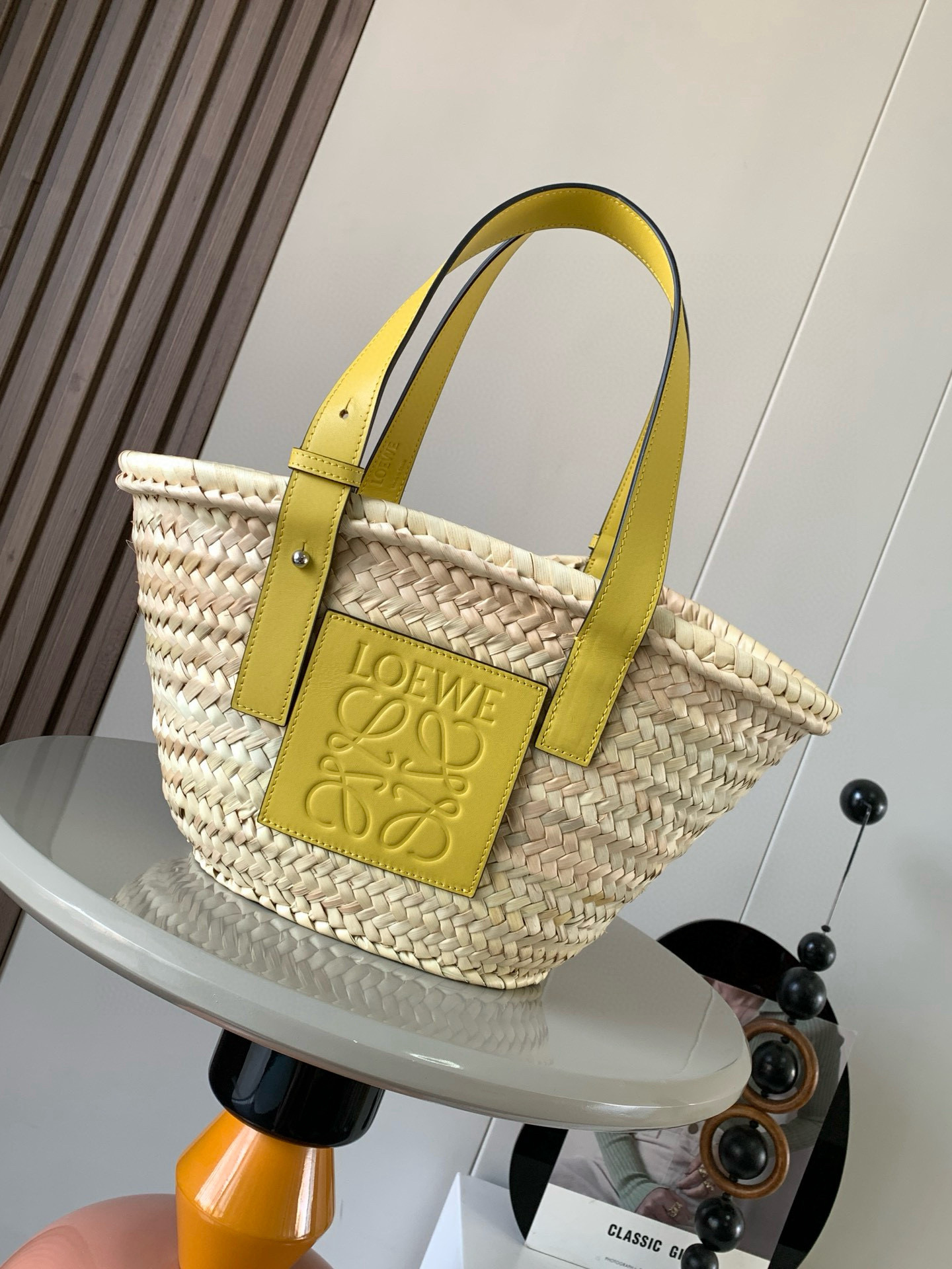 NO:212481,Small Palm Leaf and Cowhide Basket Handbag A traditional Basket handbag with a classic hand-woven body and cowhide top handle This version is made of palm leaves and cowhide leather. Due to hand-made, the size may be slightly different, making every purchase unique. It is a must-have for spring and summer fairies. The magic of it is that no matter what style of clothes you wear, just carry it ~ full of casual and freshness ~ things that are essential to go out ~ can be filled with pastoral style, but urban!  There are so many celebrities who have the same style~ and they have a very light weight!  The classic fighter ◇Hurry and put it in your pocket. Size 31CM~17.5CM~13CM Model number 8004 Color yellow, Loewe, cowhide19860909小号棕榈叶和牛皮革 Basket 手袋一个传统的 Basket 手袋带有经典的手工编织包身和牛皮革顶部提手这个版本采用棕榈叶和牛皮革制成由于手工制作,尺寸可能略有不同,使每次购买都独一无真的是超级有氛围感的包款春夏季仙女的必备款它的神奇之处在于无论你穿什么风格的衣服只要拎着它～满满的随性感小清新～出门必备的东西～都能装得下田园风,可都市！超多明星同款哦～而且自重很轻！经典中的战斗机◇快快纳入囊中吧 尺寸31CM~17.5CM~13CM 款号8004 颜色黄色,罗意威,loewe,cowhide,Bag
