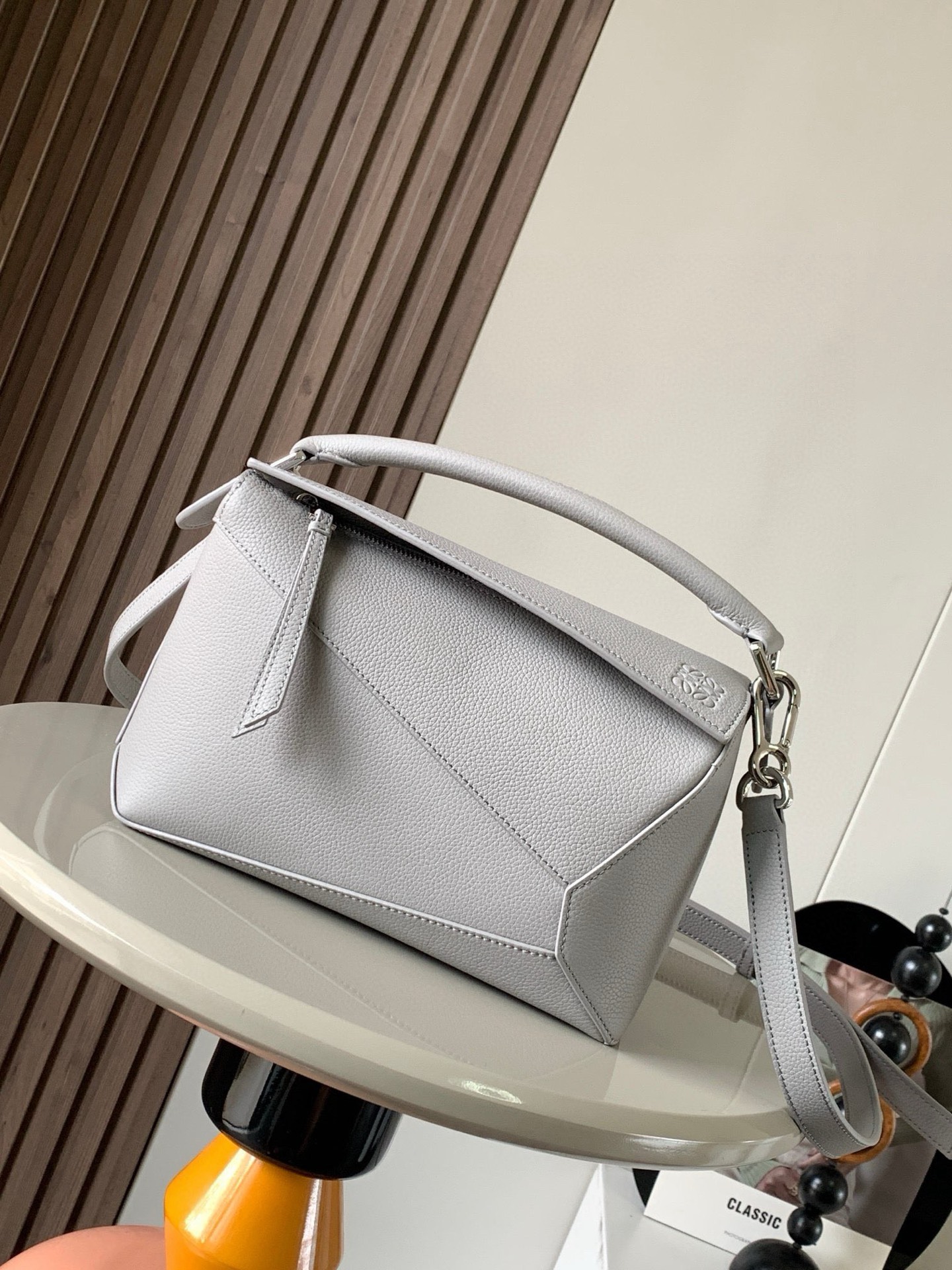 NO:212493,New version of geometric bag small 24CMPuzzle handbag!  Original imported lychee pattern calf leather Roh's popular geometric bag Puzzle handbag is the first handbag launched by creative director Jonathan Anderson for L0EWE. The unique geometric lines of Puzzle are made of soft Napa calf leather. This small version is made of soft Napa calf leather. Small Puzzle can accommodate for example a large wallet, mobile phones of all sizes and sunglasses [Sun] [Sun] oblique, shoulder back, hand hold or top handle carrying * removable Size 24CM~16CM~10CM Model number 8010 Color grey, Loewe, loewe, wallets, cowhide19860909新版本几何包小号24CMPuzzle手袋！原厂进口荔枝纹小牛皮罗家爆款几何包Puzzle 手袋是创意总监乔纳森·安德森为 L0EWE 推出的首款手提包长方体形状和精确的切割技术创造了 Puzzle 独特的几何线条这个小尺寸版本采用柔软纳帕小牛皮革制成＊小号 Puzzle 可以容纳例如一只大号钱包、所有尺寸的手机和太阳镜[太阳][太阳]斜、肩背、手拿或顶部提手携带＊可拆卸 尺寸24CM～16CM～10CM 款号8010 颜色灰色,罗意威,loewe,loewe,wallets,cowhide,Bag