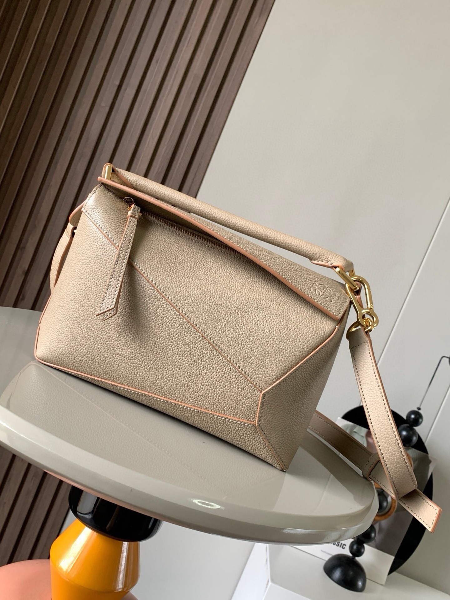 NO:212511,New version of geometric bag small 24CMPuzzle handbag!  Original imported lychee pattern calf leather Roh's popular geometric bag Puzzle handbag is the first handbag launched by creative director Jonathan Anderson for L0EWE. The unique geometric lines of Puzzle. This small-size version is made of soft Napa calf leather * Small Puzzle can accommodate, for example, a large wallet, mobile phones of all sizes and sunglasses [Sun] [Sun] oblique, shoulder, hand hold or top handle carrying * removable Size 24CM~16CM~10CM Model No. 8010 Color sand color, Loewe, loewe, wallets, cowhide19860909新版本几何包小号24CMPuzzle手袋！原厂进口荔枝纹小牛皮罗家爆款几何包Puzzle 手袋是创意总监乔纳森·安德森为 L0EWE 推出的首款手提包长方体形状和精确的切割技术创造了 Puzzle 独特的几何线条这个小尺寸版本采用柔软纳帕小牛皮革制成＊小号 Puzzle 可以容纳例如一只大号钱包、所有尺寸的手机和太阳镜[太阳][太阳]斜、肩背、手拿或顶部提手携带＊可拆卸 尺寸24CM～16CM～10CM 款号8010 颜色沙色,罗意威,loewe,loewe,wallets,cowhide,Bag