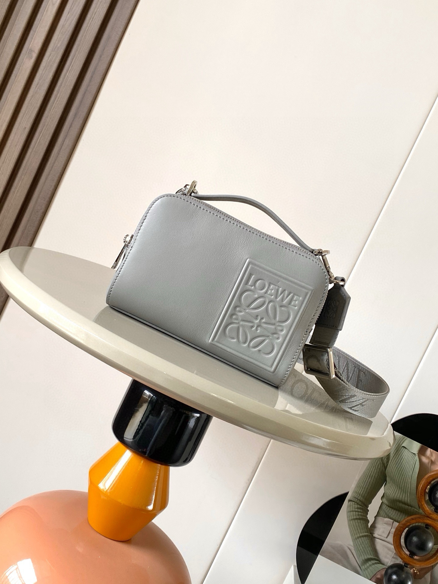 NO:212523,Satin cowhide leather mini camera crossbody bag meets your multifunctional needs. This mini camera bag is made of satin cowhide leather and is smooth in texture, showing the high-quality mini camera crossbody bag design is compact and practical, with two zipper compartments to facilitate storage of cameras and other small objects, whether for travel or daily use, it can meet your needs. At the same time, it can adjust and detachable shoulder straps and top handle design, allowing you to choose a crossbody or carry method according to your needs, and also a flexible way to carry it flexibly. In addition to practicality, this camera bag also pays attention to details. The insert bag design is convenient for storing small objects. Herringbone cotton canvas lining protects the camera from scratches. Anagram embossed patch, as a brand logo, adds a touch of luxury to the camera bag. Not only is it a practical photography accessory, but also a fashionable and fashionable item, making it your fashion logo, showing the perfect combination of personality and taste. Size 18CM~13CM~8.5CM  Model number 9111 Color silver gray, Loewe, scatchels, crossbody bags, cowhide19860909缎面牛皮革迷你相机斜挎包满足你的多功能需求,这款迷你相机包采用缎面牛皮革制成质感柔滑,展现出高级品质迷你相机斜挎包设计紧凑实用,设有两个拉链隔层,方便存放相机和其他小物件无论是旅行还是日常使用,都能满足你的需求同时,可调整可拆卸肩带和顶部提手设计,让你可以根据需要选择斜挎或手提方式灵活携带除了实用性,这款相机包还注重细节.插袋设计方便存放小物件人字纹棉质帆布衬里保护相机免受刮擦.Anagram压纹贴片作为品牌标志,为相机包增添了一丝奢华感不仅是一款实用的摄影配件,更是一件时尚的潮流单品让它成为你的时尚标志,展现个性与品味的完美结合 尺寸18CM~13CM~8.5CM 款号9111 颜色银灰,罗意威,loewe,satchels,crossbody bags,cowhide,Bag