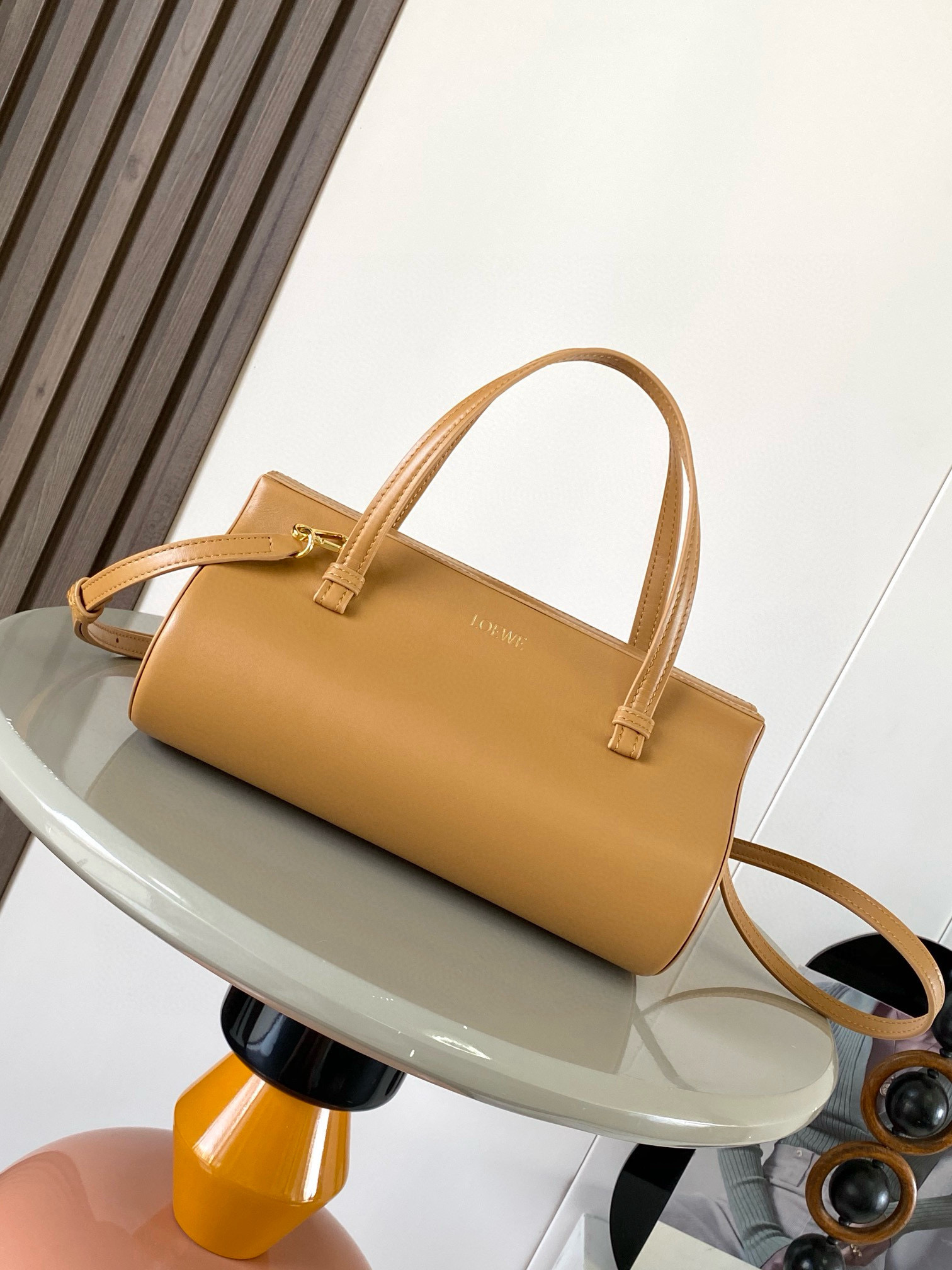 NO:212563,The new Clasp handbag adopts a three-dimensional geometric configuration with a architectural feel. The metal frame is finely wrapped in warm sand yellow silk calfskin to create a smooth curved outline. From the side, it looks like a plump peach handbag with magnetic suction buckle and removable flat pockets inside. The unique configuration injects romantic poetry into the bag. This version is made of Napa cowhide leather *Updated to magnetic buckle opening and closing *Easy to open and close *Tubular leather handle and retro bag corner details*Paired with cowhide small bag* (cross-body shoulder can be carried by hand*Small bag shape reveals playful college style Model number 9142 Size 25cm ~ 13cm ~ 15cm Color Warm sand yellow, Luo Yiwei, christian louboutin, loewe, cowhide19860909新款Clasp手袋采用富有建筑感的立体几何构型,金属框架经过暖沙黄色丝绸小牛皮精细包裹,构筑出流畅的曲线轮廓,从侧面看犹如一颗饱满的桃子手袋采用磁性吸扣开合内部附有可拆卸的扁平口袋,别致构型为包包注入浪漫诗意这个版本采用纳帕牛皮革制成*更新为磁扣开合*方便打开和关闭*管状皮革提手和复古包角细节*里面搭配牛皮小包*（斜挎司肩背可手拎*小巧包型流露出俏皮学院风格 款号9142 尺寸25cm～13cm～15cm 颜色暖沙黄,罗意威,christian louboutin,loewe,cowhide,Bag
