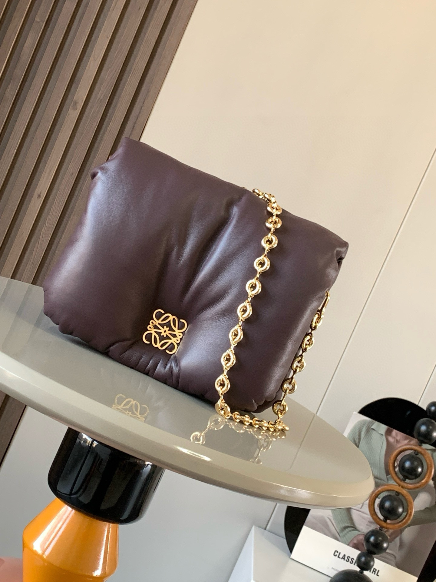 NO:213715,Shiny Napa Sheep Leather Puffer Goya Handbags Puffer Goya is inspired by Goya's aesthetics and key details. The shiny Napa Sheep Leather with goose feather pads brings a new sensory and tactile dimension with a removable metal donut chain. * Shoulder back and magnetic buckle 