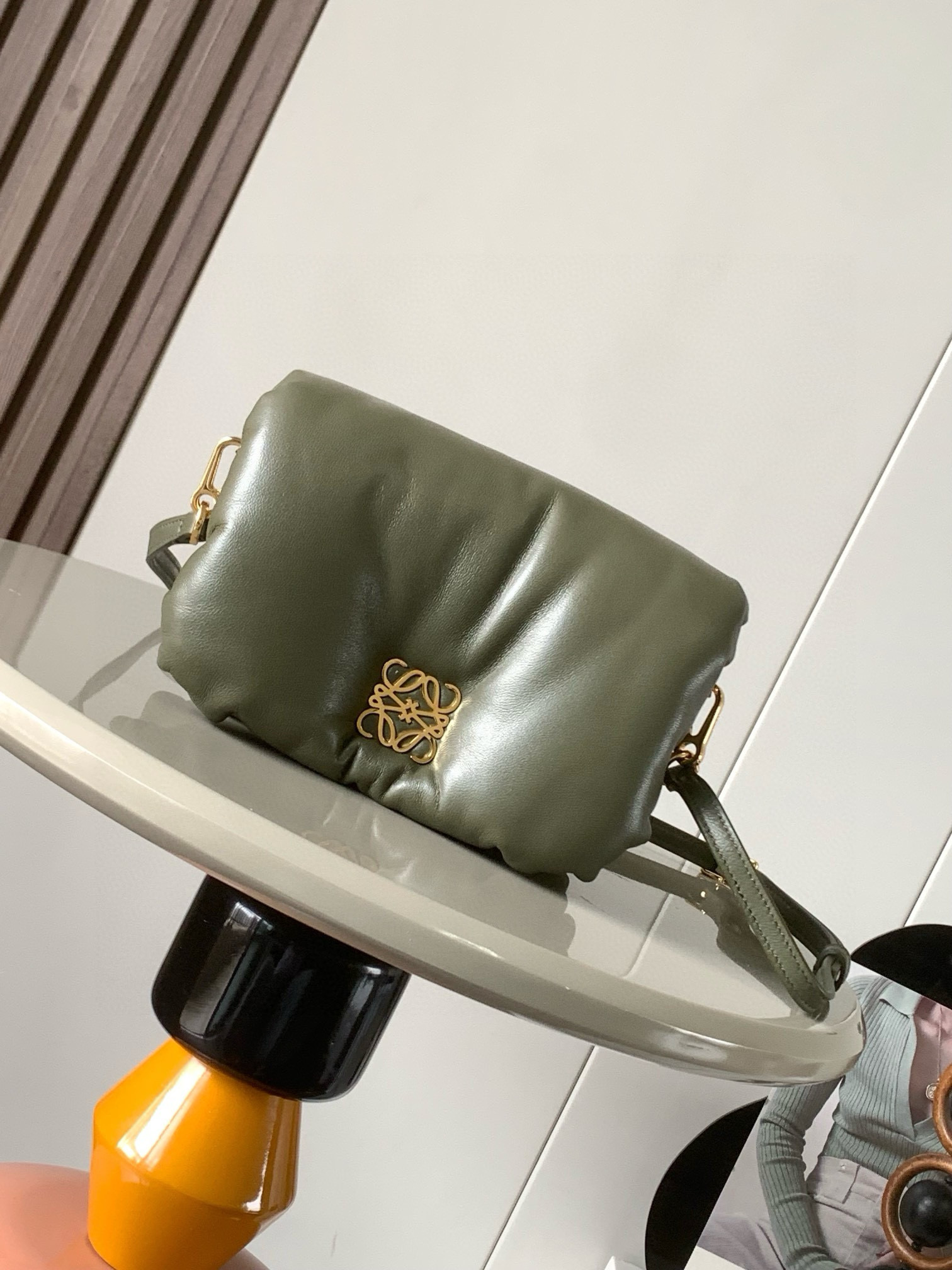 NO:213733,Mini Shiny Napa Sheep Leather Puffer Goya Handbag Puffer Goya is inspired by Goya's aesthetics and key details. The shiny Napa Sheep Leather with goose feather pads brings a new sensory and tactile dimension with a removable metal donut chain. * Shoulder back and magnetic buckle 