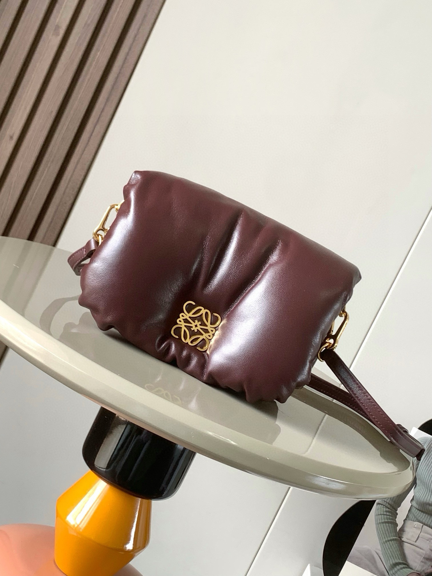 NO:213740,Mini Shiny Napa Sheep Leather Puffer Goya Handbag Puffer Goya is inspired by Goya's aesthetics and key details. The shiny Napa Sheep Leather with goose feather pads brings a new sensory and tactile dimension with a removable metal donut chain. * Shoulder back and magnetic buckle 