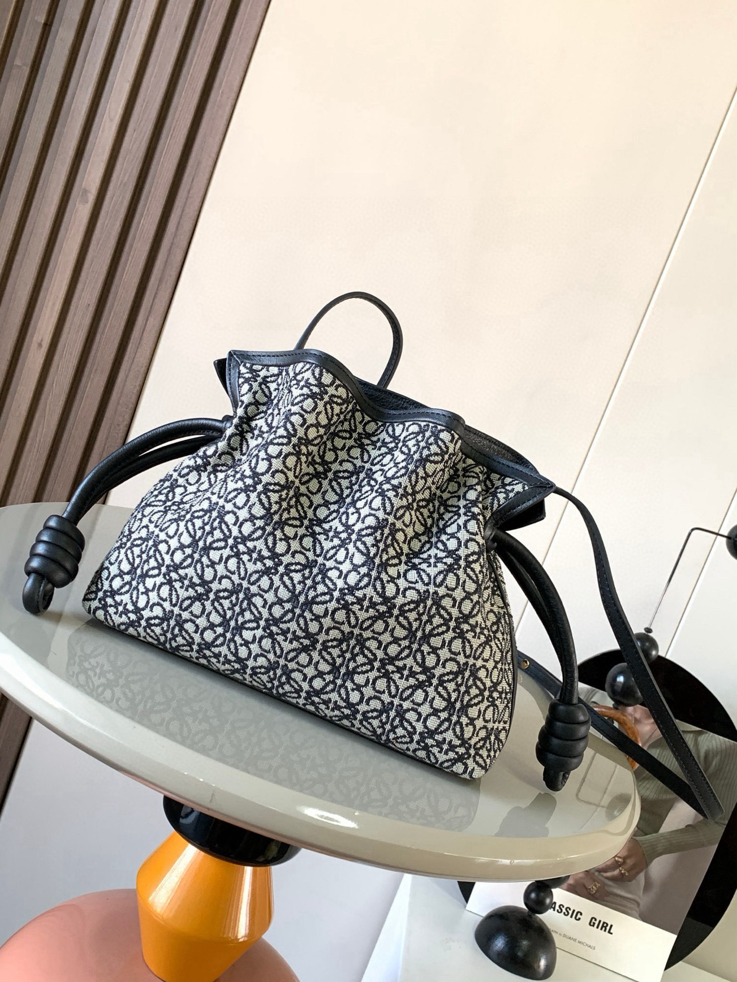 NO:213731,The lucky bag mini 23CM new jacquard cloth and cowhide leather Flamenco clutch bag is tightened with drawstring and the iconic coiled knot is made of this version of jacquard cloth and cowhide leather. It has to be said that this brand shows the softness and pragmatism of the leather to the fullest on Flamenco Knot. It can be said that you want to have a perfect combination of drawstring bag and tote bag in Flamenco Knot, bringing a different feeling to girls. Although it looks simple and cannot be simple, it is also very special. The name of this bag is the same as the Spanish Gypsy Franmingo dance. This happens to represent the casual and elegant design style of the Luo family. The leather is smooth Spanish calfskin, which feels very soft, and the reverse suede leather lining is very solid and scratch-resistant. It has a very high exposure in street photography, and it can be used as a shoulder.  The bag can also be used as a drawstring design with a tote bag, as well as loading with soft leather, which makes the rope smoother and smoother, and is very suitable for work or leisure. Size 23CM~18CM~9CM Model number 9036 Color black and blue flowers, Loewe, loewe, loewe, totes, handbag, cowhide19860909福袋迷你23CM新款提花布和牛皮革Flamenco手拿包福袋采用拉绳收紧,并打上标志性的盘绕结这个版本采用提花布牛皮革制成不得不说,这个品牌将皮质的柔软和实用主义都在Flamenco Knot上展现得淋漓尽致可以说是想要什么感觉都能在Flamenco Knot中找到了将抽绳包和托特包完美结合,带给女生们不一样的感觉虽然看上去简单不能再简单,但又很特别,随性有范这款包的名字与西班牙吉卜赛人的弗朗明戈舞蹈同名这恰好也代表着罗家随性优雅又个性洒脱的设计风格皮料是光滑的西班牙小牛皮,手感特别软,反绒面皮革里衬很扎实耐刮,街拍中曝光率极高的它,除了可作shoulder bag亦可作手提袋特色的拉绳设计,以及柔软皮革加载,拉紧绳索更显流畅线条,无论上班或休闲都非常得宜 尺寸23CM~18CM~9CM 款号9036 颜色黑蓝小花,罗意威,loewe,loewe,totes,handbag,cowhide,Bag