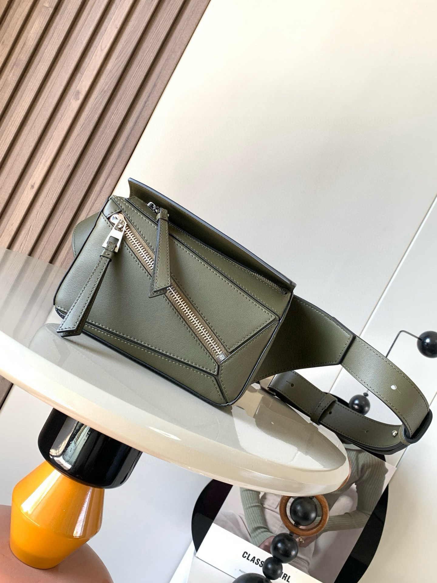 NO:213744,Mini classic cowhide leather Puzzle waist bag rectangular shape and precise cutting technology create Puzzle's unique geometric lines. This small mini waist bag is made of classic cowhide leather. It is soft and light. It has a low-key and recognizable shape. It can be matched with both business and casual. Later, I found a puzzle waist bag. Compared with classic, Puzzle is relatively niche. This waist bag removes the handle of the classic puzzle. The rear zipper bag at the back of the classic puzzle. The belt belt is also unremovable. The wide belt retains the basic bag shape of the classic puzzle. In addition, the fork adds a cool mechanical feel. It is also classic and versatile. Not only is the capacity considerable, but the upper body proportions are better. The shoulder or crossbody, adjustable shoulder straps are equipped with metal buckle closure. Size 18CM~12CM~7.5CM  Model number 8013 color green, Loewe, cowhide19860909迷你号经典牛皮革 Puzzle 腰包长方体形状和精确的切割技术创造了Puzzle 独特的几何线条这款小迷你号腰包采用经典牛皮革制成皮质柔软轻便,造型低调有辨识度不管是商务还是休闲都可以搭配后来叉发现一款 puzzle腰包,相对经典,puzzle 来说比较小众此款腰包去掉了经典puzzle的手柄把经典puzzle 后面的后置拉链袋移到了前面腰带也变成不可拆卸插销扣宽腰带保留经典puzzle随性文艺的基本包型外,叉增加了一份酷酷的机械感同样经典百搭.不仅容量可观而且上身比例更好.肩背或斜挎 ,可调节肩带,配有金属搭扣开合 尺寸18CM～12CM～7.5CM 款号8013 颜色绿色,罗意威,loewe,cowhide,Bag