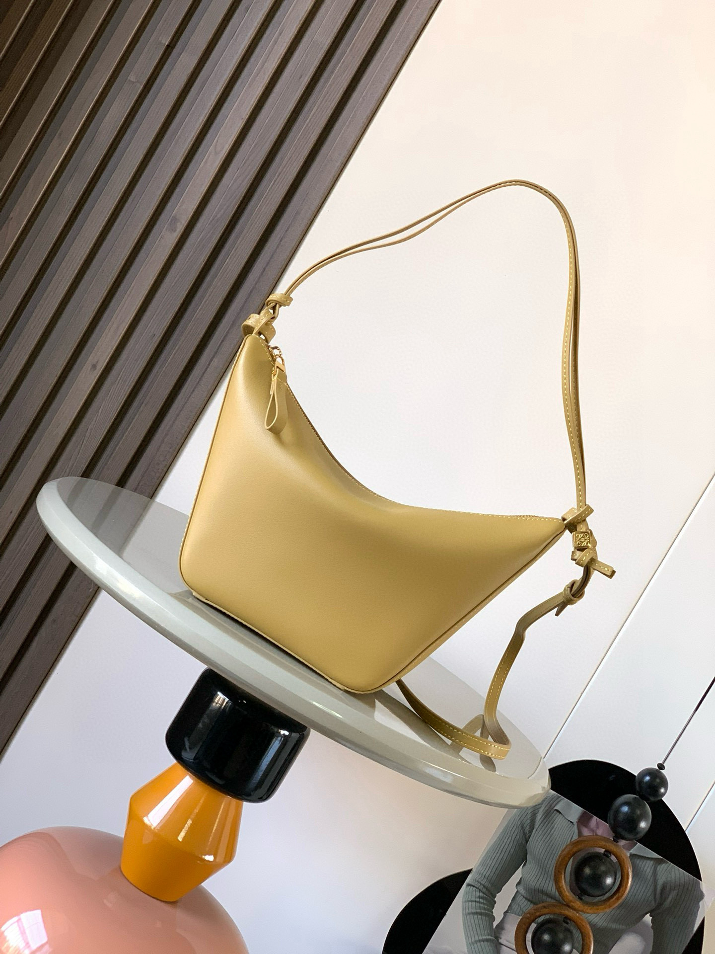 NO:214010,The popular HammockHobo handbag new hammock bag/armile bag, one three-purpose: hand, shoulder, and oblique hanging!  There are many ways to play freely. The super versatile Hammock Hobo handbag deconstructs the classic handbag's design that can easily change shape and retains the representative hammock shape, creating a fashionable, versatile and ergonomic Hobo handbag. The upper body of the Hobo handbag can only be too fragrant!  Two shoulder straps can be under the armpit or crossbody, all cowhide is super soft, the details include dice beads. The classic front is short and the back is long, and the special small round pendulum is a playful feeling. This version is made of classic cowhide leather. The knotted cowhide straps can be customized. ＊ shoulder, cross back or handheld＊ Zipper opening and closing＊ Cowhide zipper head＊ Herringbone cotton canvas lining＊ Size 28－19－9.5CM Model number 9023 Color Desert yellow, Loewe, cowhide19860909爆款HammockHobo手袋新款吊床包/腋下包,一款三用:手提、肩背、斜挂！可以自由DIY玩法多多,超级百搭Hammock Hobo手袋将经典手袋能轻松改变形状的设计进行解构保留颇具代表性的吊床造型,打造出一款时尚百搭且符合人体工学的 Hobo 手袋上身只能太香了！两根肩带可以腋下也可以斜挎包身全牛皮超级柔软,细节之处有的骰子串珠经典的前短后长,特色的小圆摆,一整个俏皮感此版本采用经典牛皮革制成,打结牛皮革带子可进行个性化设计＊可肩背、斜背或手提＊拉链开合＊牛皮革拉链头＊人字纹棉质帆布衬里＊ 尺寸28～19～9.5CM 款号9023 颜色沙漠黄,罗意威,loewe,cowhide,Bag