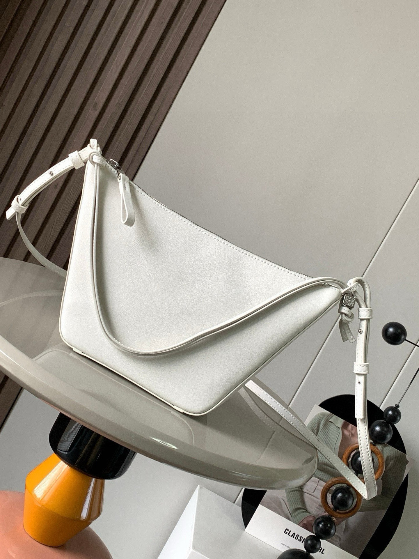 NO:214017,The popular HammockHobo handbag new hammock bag/armile bag, one three-purpose: hand, shoulder, and oblique hanging!  There are many ways to play freely. The super versatile Hammock Hobo handbag deconstructs the classic handbag's design that can easily change shape and retains the representative hammock shape, creating a fashionable, versatile and ergonomic Hobo handbag. The upper body of the Hobo handbag can only be too fragrant!  Two shoulder straps can be under the armpit or crossbody, all cowhide is super soft. The details include dice beads. The classic front is short and the back is long, and the special small round pendulum is a playful feeling. This version is made of classic cowhide leather. The knotted cowhide straps can be customized. ＊ shoulder, cross back or handheld＊ Zipper opening and closing＊ Cowhide zipper head＊ Herringbone cotton canvas lining＊ Size 28－19－9.5CM Model number 9023 Soft white color, Loewe, cowhide19860909爆款HammockHobo手袋新款吊床包/腋下包,一款三用:手提、肩背、斜挂！可以自由DIY玩法多多,超级百搭Hammock Hobo手袋将经典手袋能轻松改变形状的设计进行解构保留颇具代表性的吊床造型,打造出一款时尚百搭且符合人体工学的 Hobo 手袋上身只能太香了！两根肩带可以腋下也可以斜挎包身全牛皮超级柔软,细节之处有的骰子串珠经典的前短后长,特色的小圆摆,一整个俏皮感此版本采用经典牛皮革制成,打结牛皮革带子可进行个性化设计＊可肩背、斜背或手提＊拉链开合＊牛皮革拉链头＊人字纹棉质帆布衬里＊ 尺寸28～19～9.5CM 款号9023 颜色柔白色,罗意威,loewe,cowhide,Bag
