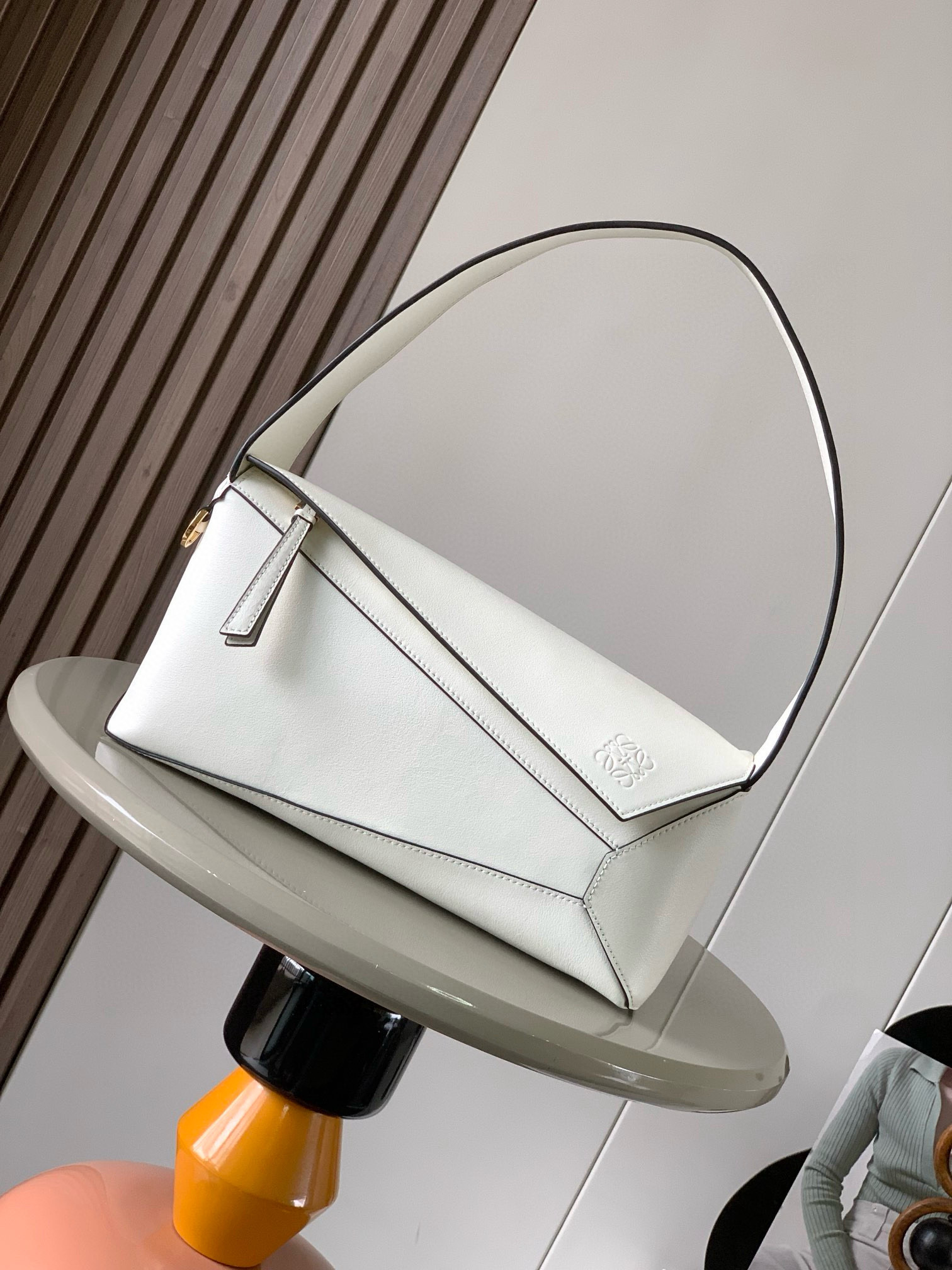 NO:214020,The new Puzzle Hobo is a soft and exquisite short Napa cowhide leather shoulder bag inspired by the rectangular shape and unique geometric lines of the Puzzle bag. The cubic shape and unique geometric lines of the Puzzle bag start with the appearance and loyalty to the leather. In particular, the leather of the Puzzle Hobo is so soft that it is stunning. The color is super nice, fashionable and versatile, cool and sweet, it is really amazing. I love the classic Napa cowhide leather, the feel is soft and delicate~ The geometric design is really durable. A bag with a short shoulder strap shoulder back, an external zipper bag and an inner bag cowhide zipper head, which can connect to personalized hanging D-ring herringbone cotton canvas. Anagram embossed size 28CM~10CM~5.5CM Model number 8018 Color white, Loewe, loewe, loewe, shoulder  bags,cowhide19860909新款Puzzle Hobo 是一款柔软且精致的短款纳帕牛皮革单肩包灵感来自 Puzzle 包的长方体形状和独特的几何线条始于颜值忠于皮质,特别是 puzzle hobo的皮质软乎到一整个惊艳住了罗家hobo 颜色超级nice,时尚百搭,又酷又甜,真的太绝了,一整个爱了经典纳帕牛皮,手感手软细腻～几何设计真的很耐看可以背超级久的一款包短肩带肩背,一个外部拉链袋和一个内袋牛皮革拉链头,可以连接个性化挂饰的 D 形环人字纹棉质帆布Anagram 压纹 尺寸28CM～10CM～5.5CM 款号8018 颜色白色,罗意威,loewe,loewe,shoulder bags,cowhide,Bag