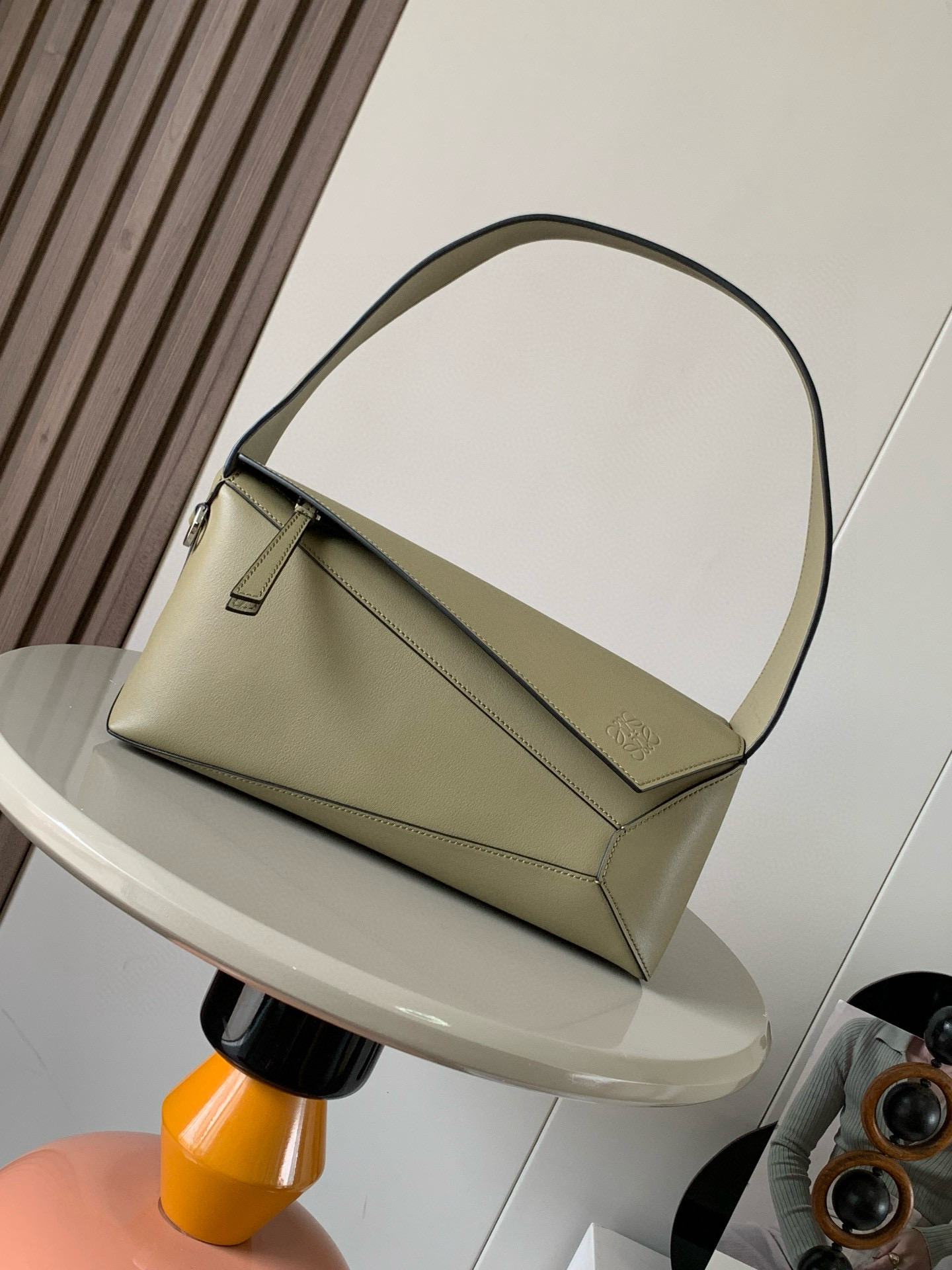 NO:214022,The new Puzzle Hobo is a soft and exquisite short Napa cowhide leather shoulder bag inspired by the rectangular shape and unique geometric lines of the Puzzle bag. The cubic shape and unique geometric lines of the Puzzle bag start with the appearance and loyalty to the leather. In particular, the leather of the Puzzle Hobo is so soft that it is stunning. The color is super nice, fashionable and versatile, cool and sweet, it is really amazing. The whole loves classic Napa cowhide leather, the feel is soft and delicate~ The geometric design is really durable. A bag with a short shoulder strap shoulder back, an external zipper bag and an inner bag cowhide zipper head, which can connect to personalized hanging D-ring herringbone cotton canvas Anagram embossed size 28CM ~ 10CM ~ 5.5CM Model number 8018 Color moss green, Luo Yiwei, loewe, loewe, shoulder  bags,cowhide19860909新款Puzzle Hobo 是一款柔软且精致的短款纳帕牛皮革单肩包灵感来自 Puzzle 包的长方体形状和独特的几何线条始于颜值忠于皮质,特别是 puzzle hobo的皮质软乎到一整个惊艳住了罗家hobo 颜色超级nice,时尚百搭,又酷又甜,真的太绝了,一整个爱了经典纳帕牛皮,手感手软细腻～几何设计真的很耐看可以背超级久的一款包短肩带肩背,一个外部拉链袋和一个内袋牛皮革拉链头,可以连接个性化挂饰的 D 形环人字纹棉质帆布Anagram 压纹 尺寸28CM～10CM～5.5CM 款号8018 颜色苔藓绿,罗意威,loewe,loewe,shoulder bags,cowhide,Bag