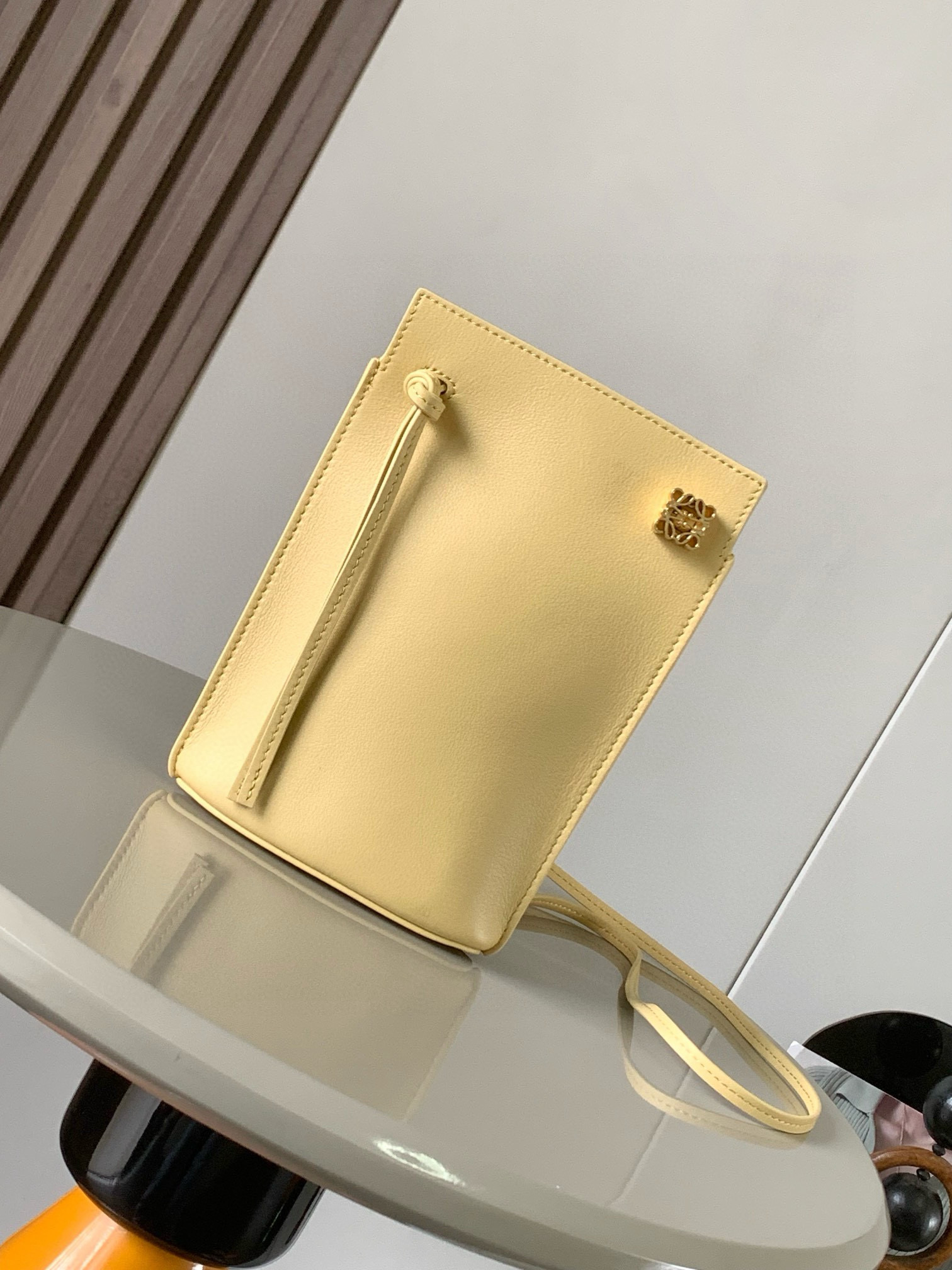 NO:383795,Dice pocket cowhide dice mobile phone bag imported from the factory Napa calf leather practical bag with shoulder straps and Anagram three-dimensional logo can be shoulder or crossbody, with two leather straps, personalized dice decoration with L0EWE steel stamp embossed on the bead base, the overall simple and generous leather is hard and not easy to deform. The top layer of cowhide is delicate and shiny. The whole bag is made of full head layer of cowhide material, the body is hard and stylish three-dimensional gold metal logo is decorated with low-key luxury. The capacity inside is quite large. It can be equipped with a large screen mobile phone with a large screen, lipstick. Size 20.5~13~4.5CM. Model number 9027. Color butter color, Luo Yiwei, loewe, cowhide19860909dice pocket牛皮骰子手机包原厂进口纳帕小牛皮实用小包配有肩带和Anagram立体Logo可肩背或斜挎,带有两条皮革带子,可添加个性化骰子装饰串珠底座上带有L0EWE钢印压纹,整体简约大方皮质是偏硬的,不容易变形,头层牛皮,皮质细腻有光泽,整个包包都是全头层牛皮材质包身硬挺有型立体金色金属logo装饰低调奢华,里面的容量还挺大的,可以装大屏手机的大屏手机,口红 尺寸20.5～13～4.5CM 款号9027 颜色黄油色,罗意威,loewe,cowhide,Bag