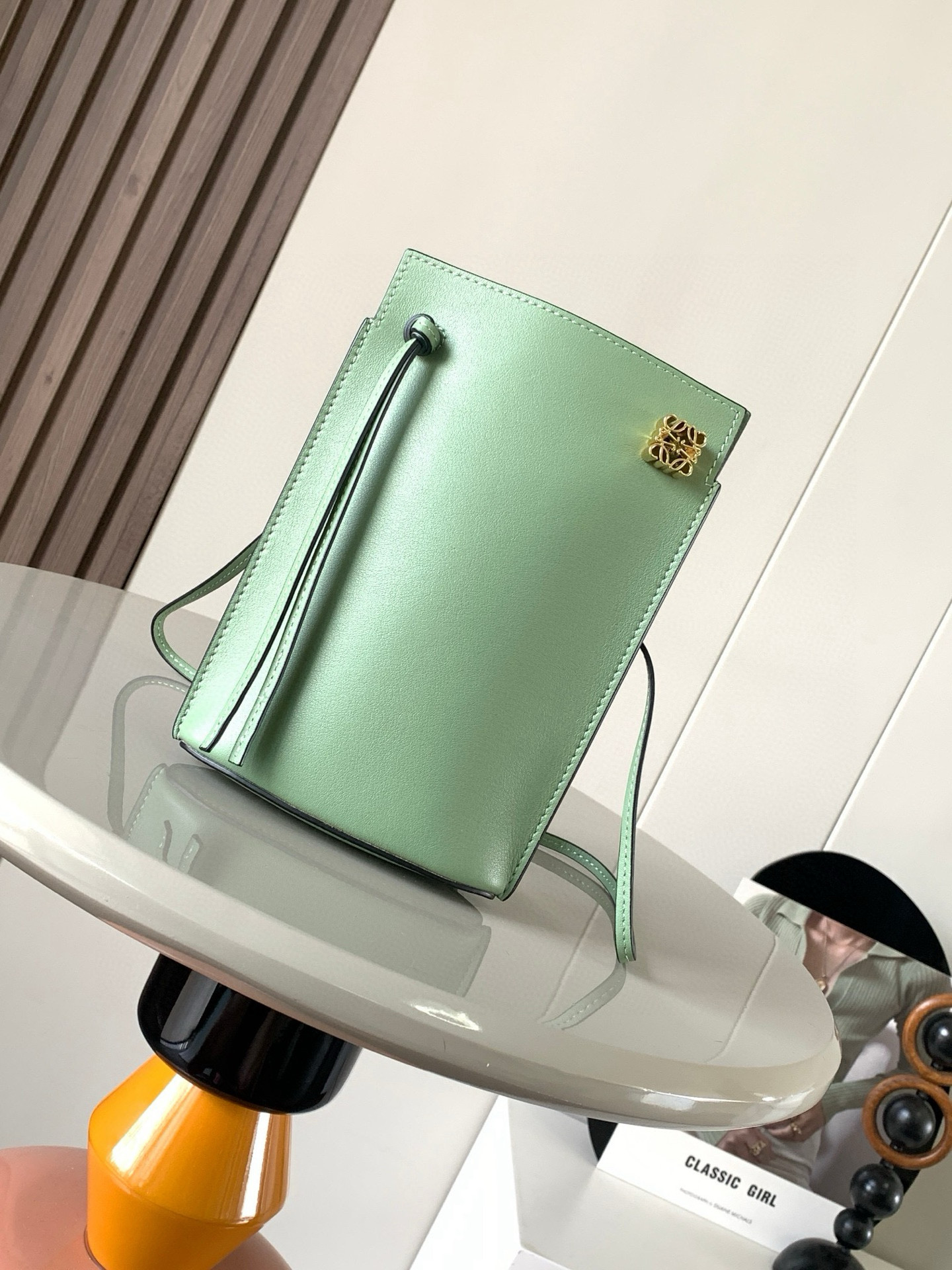 NO:383765,Dice pocket cowhide dice mobile phone bag imported from the original Napa calf leather practical bag is equipped with shoulder straps and Anagram three-dimensional logo. It can be shoulder-mounted or cross-body, with two leather straps. It can be added with personalized dice decoration. The base is embossed with L0EWE steel stamp. The overall simple and generous leather is hard and not easy to deform. The top layer of cowhide is delicate and shiny. The whole bag is made of full-head layer of cowhide material, with a stylist, stylish three-dimensional gold metal logo, and the decoration is low-key and luxurious. The capacity inside is quite large. It can be equipped with a large screen mobile phone with a large screen, lipstick. Size 20.5~13~4.5CM. Model number 9027. Color green, Luo Yiwei, loewe, cowhide19860909dice pocket牛皮骰子手机包原厂进口纳帕小牛皮实用小包配有肩带和Anagram立体Logo可肩背或斜挎,带有两条皮革带子,可添加个性化骰子装饰串珠底座上带有L0EWE钢印压纹,整体简约大方皮质是偏硬的,不容易变形,头层牛皮,皮质细腻有光泽,整个包包都是全头层牛皮材质包身硬挺有型立体金色金属logo装饰低调奢华,里面的容量还挺大的,可以装大屏手机的大屏手机,口红 尺寸20.5～13～4.5CM 款号9027 颜色绿色,罗意威,loewe,cowhide,Bag