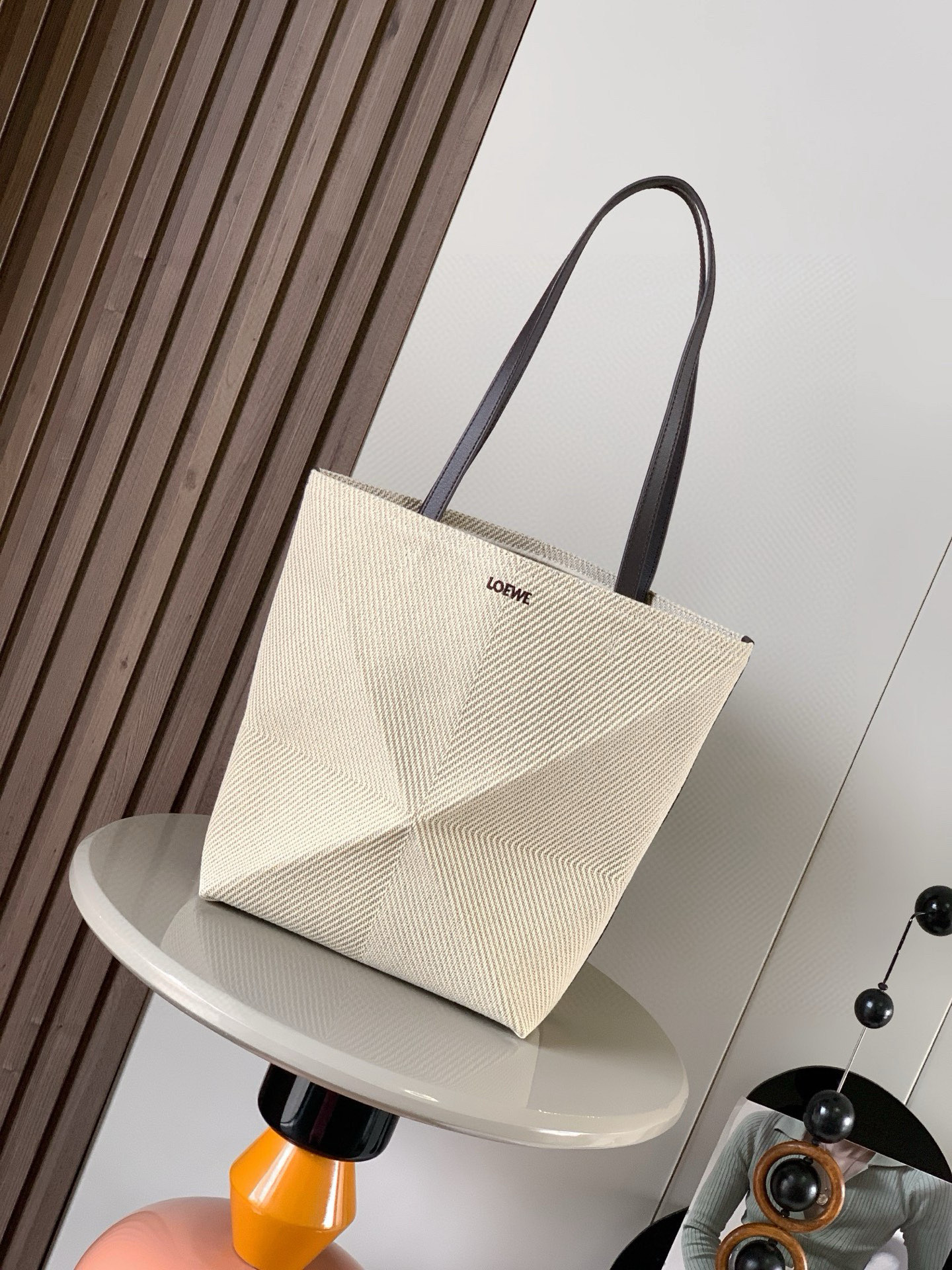 NO:383909,Cotton jacquard Puzzle Fold handbag Puzzle Fold handbag draws inspiration from the geometric lines of the brand's classic handbag series and reinterprets it with insets rich in geometric architectural aesthetics. It can be completely folded. It can be said that a travel companion is practical and full of design sense. The brand uses creativity to create soft and light handbags, paired with the low-key and elegant LOEWE brand logo. This version is made of cotton jacquard. * Can be shoulder-mounted or carried * Synthetic leather lining * LOEWE embroidery Size 25.5cm~14.5cm~31.5cm Model No. 9029 Color apricot coffee, Loewe, loewe19860909棉质提花 Puzzle Fold 手袋 Puzzle Fold 手袋从品牌经典手袋系列的几何线条汲取灵感以富含几何建筑美感的镶片重新诠释,能完全折叠,可谓旅行良伴实用又设计感满满的包包品牌运用创意巧思打造柔软轻盈的手袋,搭配低调雅致的 LOEWE 品牌标志此版本采用棉质提花制成.＊可肩背或手提＊合成革衬里＊ LOEWE 刺绣 尺寸25.5cm～14.5cm～31.5cm 款号9029 颜色杏布咖啡,罗意威,loewe,loewe,Bag