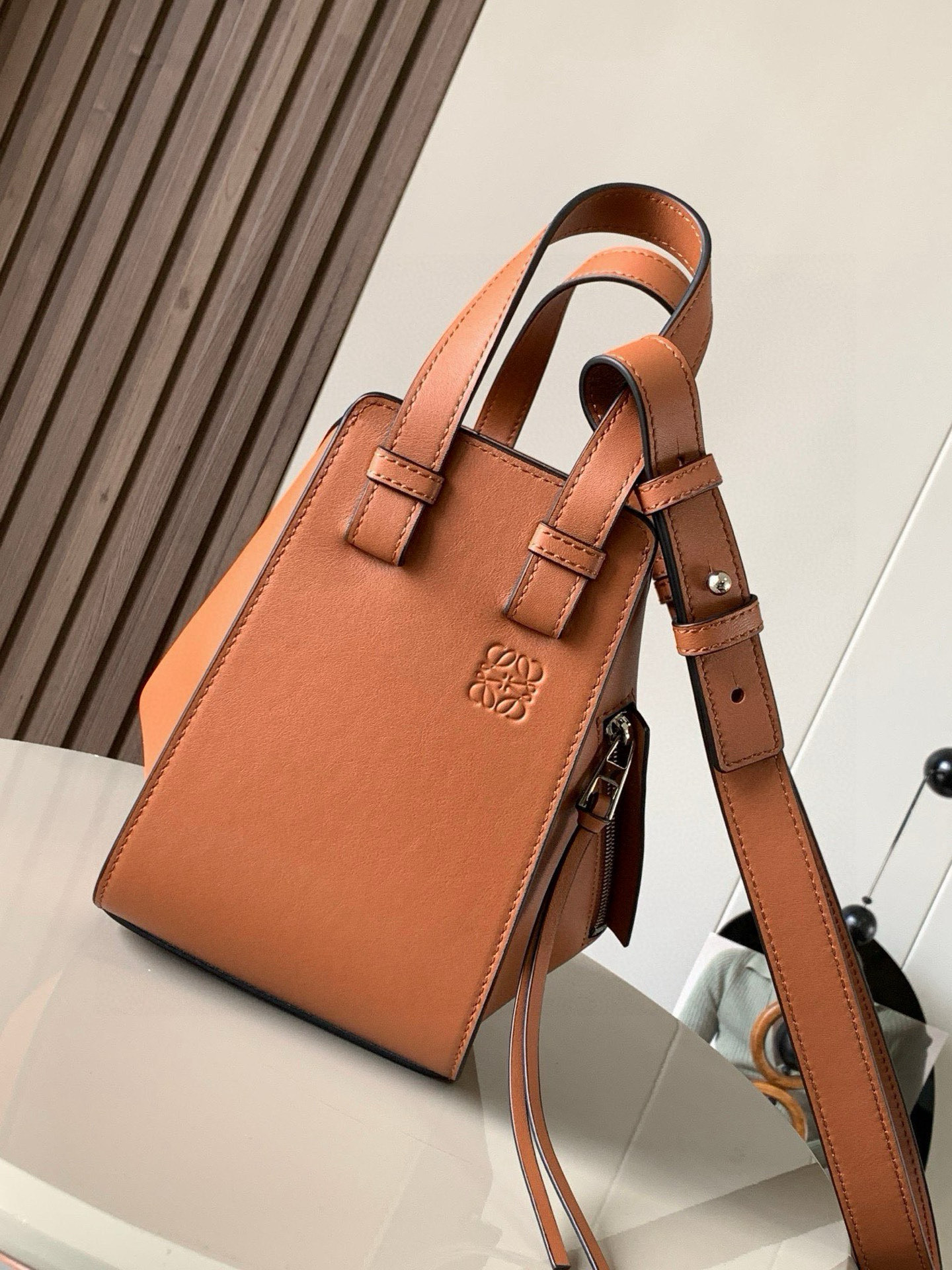 NO:383869,Hammock bag 20CM new size Hammock bag hammock bag crazy flop!  It looks so good. This is the size between the small and mini. The 'Transformers' in the fashion industry can change six different forms. Hammock bag has novel designs. It can change six different forms to meet different usage habits and matching. You can install things according to the size of things. Large capacity, one-shoulder, crossbody, hand-held, N-type backing methods, all of which are just right. One pack is versatile. Whether it is shiny or full and soft grained cowhide, it looks high-end and fatal. Each color is very beautiful and perfect. It is also very suitable for street photography. In addition, it can also be installed in minutes and can capture you instantly. Size 20CM~19CM~14CM Model number 9002 Color yellow plain patterns, Luo Yiwei, loewe, cowhide19860909吊床包20CM新尺寸Hammock bag吊床包疯狂翻牌！太好看了这是小号和迷你中间的尺寸更适合亚洲女生,时尚界“变形金刚”可以变换六种不同的形态Hammock bag吊床包设计新颖百变可以变换六种不同的形态满足不同的使用习惯与搭配可以根据需要装东西大小来调整外形大容量、单肩、斜挎、手拎、N种背法上身比例都恰到好处一包多用 无所不能无论富有光泽的平纹 还是饱满柔软的粒面牛皮都特显高级更致命的是 每个颜色都搭配得很好看超适合街拍凹造型之余还特能装分分钟能将你瞬间虏获 尺寸20CM~19CM~14CM 款号9002 颜色土黄平纹,罗意威,loewe,cowhide,Bag