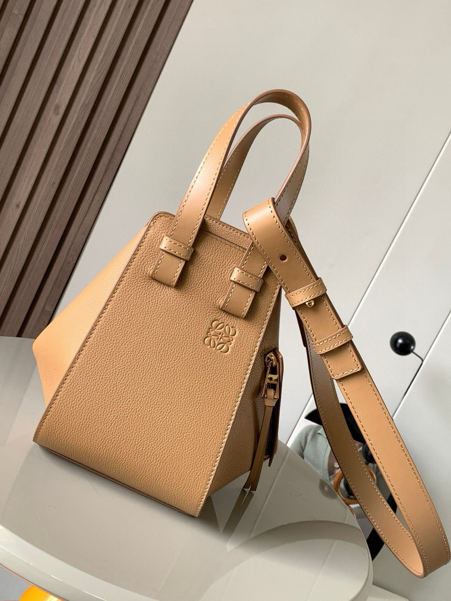 NO:383905,Hammock bag 20CM new size Hammock bag hammock bag crazy flop!  It looks so good. This is the size between the small and mini. The 'Transformers' in the fashion industry can change six different forms. Hammock bag has novel designs. It can change six different forms to meet different usage habits and matching. You can install things according to the size of things. Large capacity, one shoulder, crossbody, hand-held, N types of backing methods are just right. One bag is multi-purpose. It is omnipotent, no matter the shiny plain pattern or the full and soft grained cowhide, it looks high-end and fatal. Each color is very beautiful and perfect for street photography. In addition, it can also be installed in minutes and can capture you instantly. Size 20CM~19CM~14CM Model number 9002 Color toffee, Luo Yiwei, loewe, cowhide19860909吊床包20CM新尺寸Hammock bag吊床包疯狂翻牌！太好看了这是小号和迷你中间的尺寸更适合亚洲女生,时尚界“变形金刚”可以变换六种不同的形态Hammock bag吊床包设计新颖百变可以变换六种不同的形态满足不同的使用习惯与搭配可以根据需要装东西大小来调整外形大容量、单肩、斜挎、手拎、N种背法上身比例都恰到好处一包多用 无所不能无论富有光泽的平纹 还是饱满柔软的粒面牛皮都特显高级更致命的是 每个颜色都搭配得很好看超适合街拍凹造型之余还特能装分分钟能将你瞬间虏获 尺寸20CM~19CM~14CM 款号9002 颜色太妃糖,罗意威,loewe,cowhide,Bag