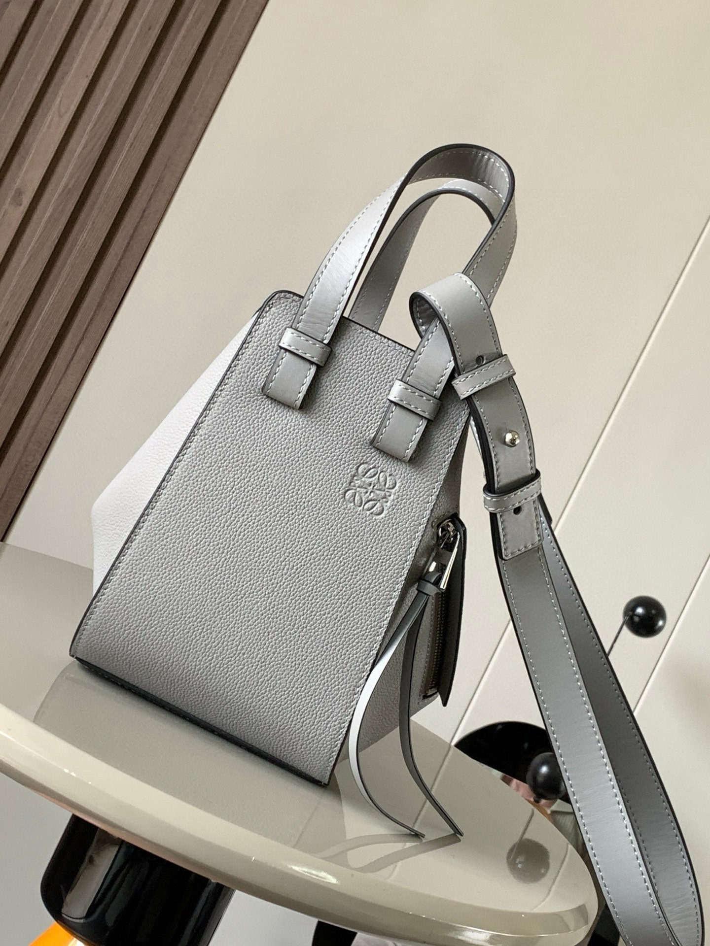 NO:383921,Hammock bag 20CM new size Hammock bag hammock bag crazy flop!  It looks so good. This is the size between the small and mini. The 'Transformers' in the fashion industry can change six different forms. Hammock bag. The design of Hammock bag is novel and versatile. It can be changed to six different forms. It can meet different usage habits and matching. You can install things according to the size of things. Large capacity, one shoulder, crossbody, hand-held, N types of backing methods are just right. One bag is multi-purpose. It is omnipotent, no matter the shiny plain or plump and soft grained cowhide, it looks high-end and fatal. Each color is very beautiful and perfect. It is super suitable for street photography. In addition, it can also be installed in minutes and can capture you instantly. Size 20CM~19CM~14CM Model number 9002 Color gray lyre, Luo Yiwei, loewe, cowhide19860909吊床包20CM新尺寸Hammock bag吊床包疯狂翻牌！太好看了这是小号和迷你中间的尺寸更适合亚洲女生,时尚界“变形金刚”可以变换六种不同的形态Hammock bag吊床包设计新颖百变可以变换六种不同的形态满足不同的使用习惯与搭配可以根据需要装东西大小来调整外形大容量、单肩、斜挎、手拎、N种背法上身比例都恰到好处一包多用 无所不能无论富有光泽的平纹 还是饱满柔软的粒面牛皮都特显高级更致命的是 每个颜色都搭配得很好看超适合街拍凹造型之余还特能装分分钟能将你瞬间虏获 尺寸20CM~19CM~14CM 款号9002 颜色灰色荔,罗意威,loewe,cowhide,Bag