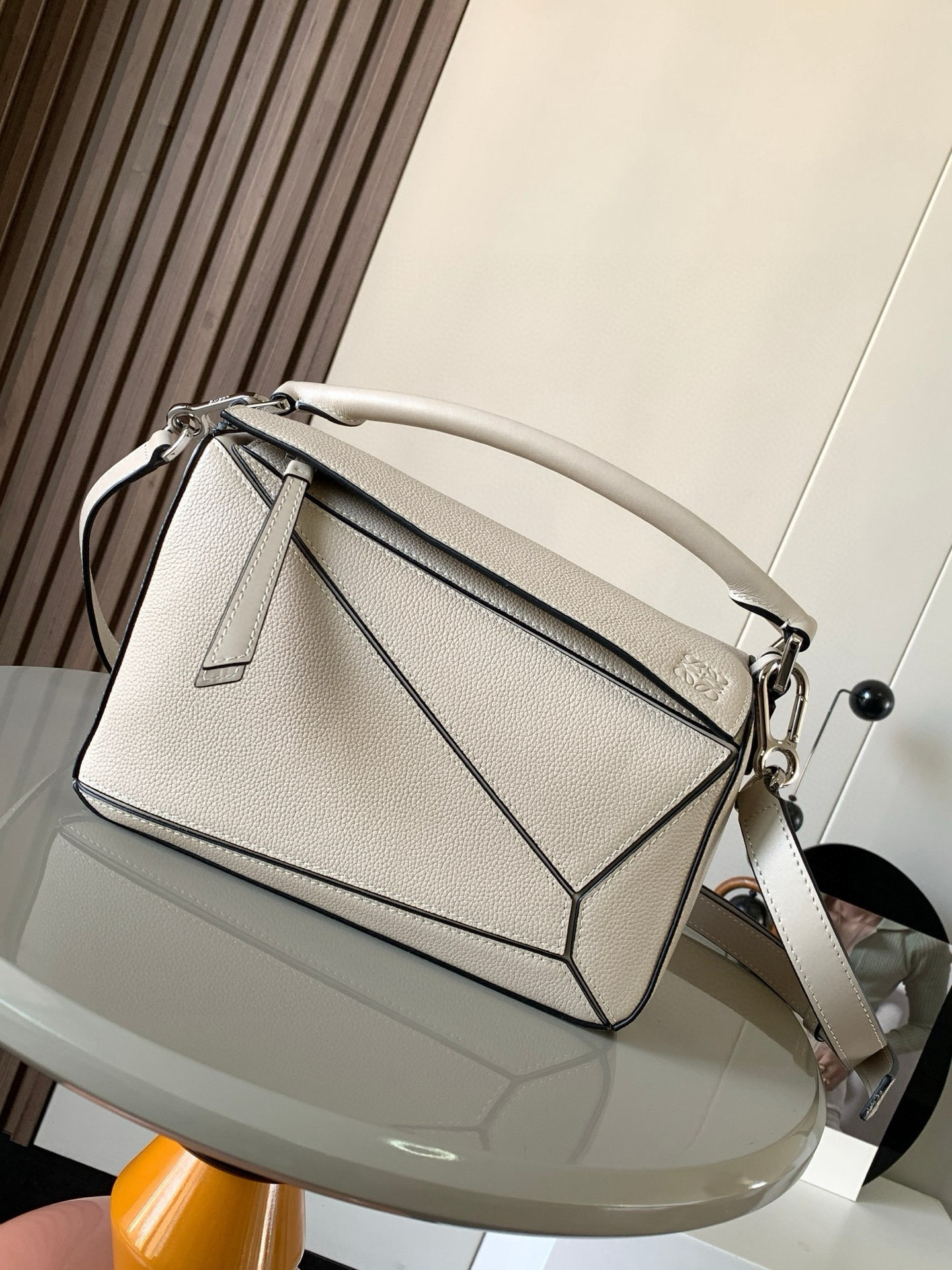 NO:384005,Geometric bag 24CMPuzzle handbags imported from original calfskin plain paper Luojia's popular geometric bag Puzzle handbag is the first handbag for L0EWE's first handbag rectangular shape and precise cutting technology. Puzzle's unique geometric lines This small-size version is made of soft grain cowhide leather * Small Puzzle can accommodate for example a large wallet, mobile phones of all sizes and sunglasses obliquely, shoulder back, hand hold or top handle carrying * removable Size 24CM~16CM~10CM Model number 9005 Color Elephant Gray with Leather, Loewe, loewe, wallets, cowhide19860909几何包24CMPuzzle手袋原厂进口小牛皮平纹 罗家爆款几何包Puzzle 手袋是创意总监乔纳森·安德森（ Jonathan Anderson）为 L0EWE 推出的首款手提包长方体形状和精确的切割技术创造了 Puzzle 独特的几何线条这个小尺寸版本采用柔软粒面牛皮革制成＊小号 Puzzle 可以容纳例如一只大号钱包、所有尺寸的手机和太阳镜斜、肩背、手拿或顶部提手携带＊可拆卸 尺寸24CM～16CM～10CM 款号9005 颜色大象灰配皮,罗意威,loewe,loewe,wallets,cowhide,Bag