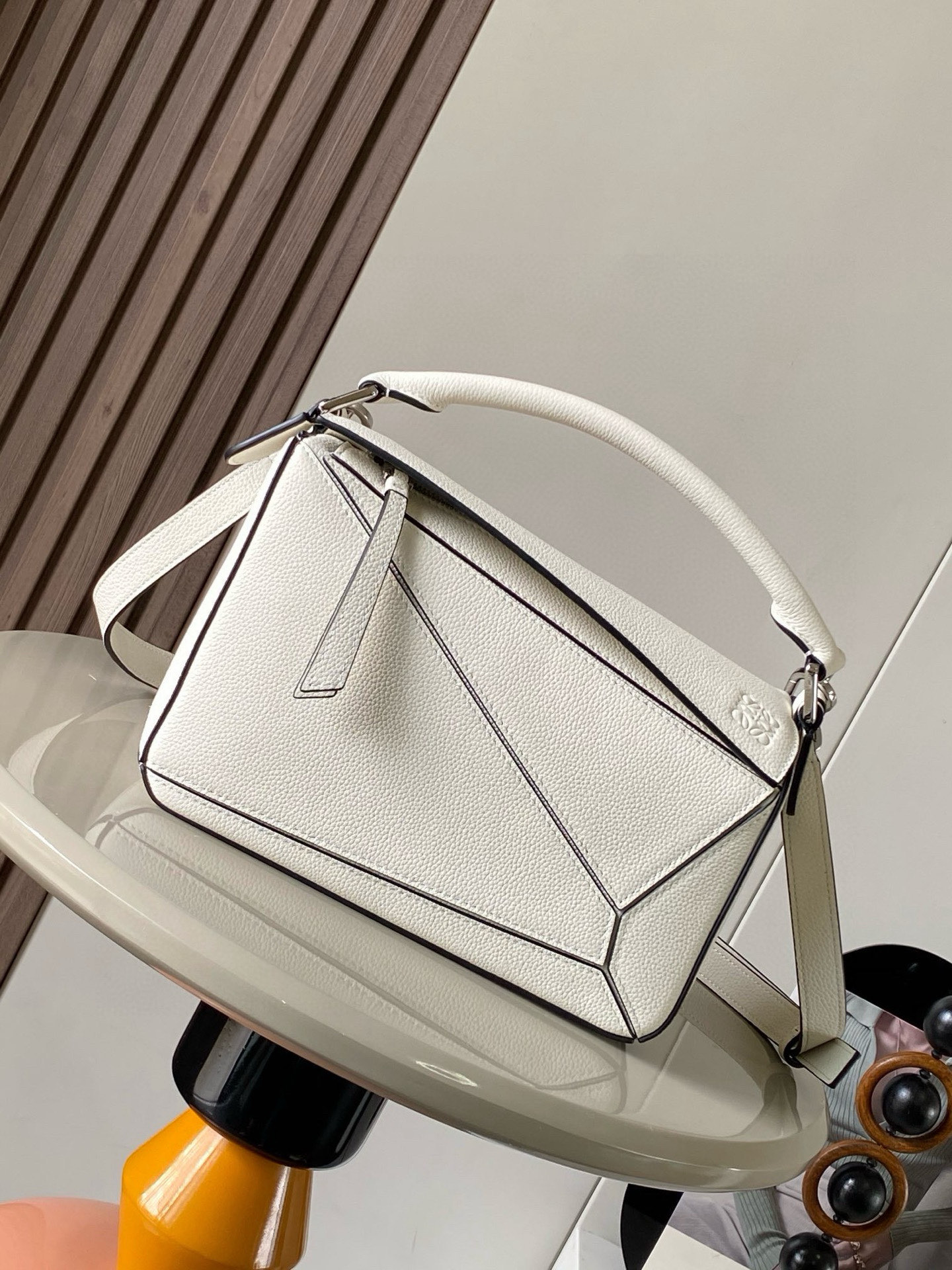 NO:384016,Geometric bag 24CMPuzzle handbags imported from original calfskin plain paper Luojia's popular geometric bag Puzzle handbag is the first handbag for L0EWE's first handbag rectangular shape and precise cutting technology. Puzzle's unique geometric lines This small-size version is made of soft grain cowhide leather * Small Puzzle can accommodate for example a large wallet, mobile phones of all sizes and sunglasses obliquely, shoulder-to-back or top handle carrying * removable Size 24CM~16CM~10CM Model number 9005 Color white, Loewe, loewe, wallets, cowhide19860909几何包24CMPuzzle手袋原厂进口小牛皮平纹 罗家爆款几何包Puzzle 手袋是创意总监乔纳森·安德森（ Jonathan Anderson）为 L0EWE 推出的首款手提包长方体形状和精确的切割技术创造了 Puzzle 独特的几何线条这个小尺寸版本采用柔软粒面牛皮革制成＊小号 Puzzle 可以容纳例如一只大号钱包、所有尺寸的手机和太阳镜斜、肩背手拿或顶部提手携带＊可拆卸 尺寸24CM～16CM～10CM 款号9005 颜色全荔白色,罗意威,loewe,loewe,wallets,cowhide,Bag