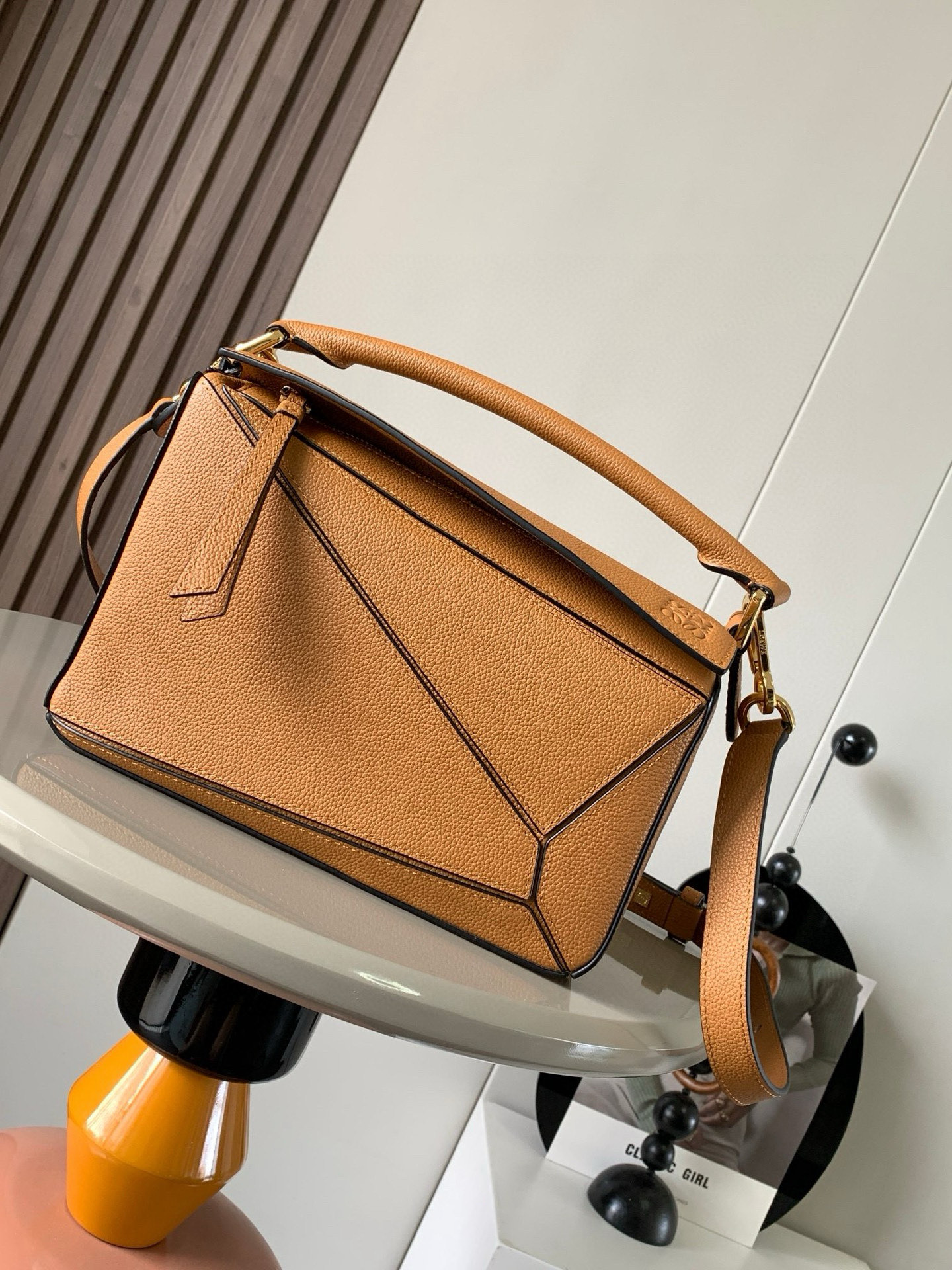 NO:383969,Geometric bag 24CMPuzzle handbags imported from original calfskin plain paper Luojia's popular geometric bag Puzzle handbag is the first handbag for L0EWE's first handbag rectangular shape and precise cutting technology. Puzzle's unique geometric lines This small-size version is made of soft grain cowhide leather * Small Puzzle can accommodate for example a large wallet, mobile phones of all sizes and sunglasses obliquely, shoulder back, hand hold or top handle carrying * removable Size 24CM~16CM~10CM Model number 9005 Color full-lite caramel gold, Loewe, loewe, wallets, cowhide19860909几何包24CMPuzzle手袋原厂进口小牛皮平纹 罗家爆款几何包Puzzle 手袋是创意总监乔纳森·安德森（ Jonathan Anderson）为 L0EWE 推出的首款手提包长方体形状和精确的切割技术创造了 Puzzle 独特的几何线条这个小尺寸版本采用柔软粒面牛皮革制成＊小号 Puzzle 可以容纳例如一只大号钱包、所有尺寸的手机和太阳镜斜、肩背、手拿或顶部提手携带＊可拆卸 尺寸24CM～16CM～10CM 款号9005 颜色全荔焦糖金,罗意威,loewe,loewe,wallets,cowhide,Bag