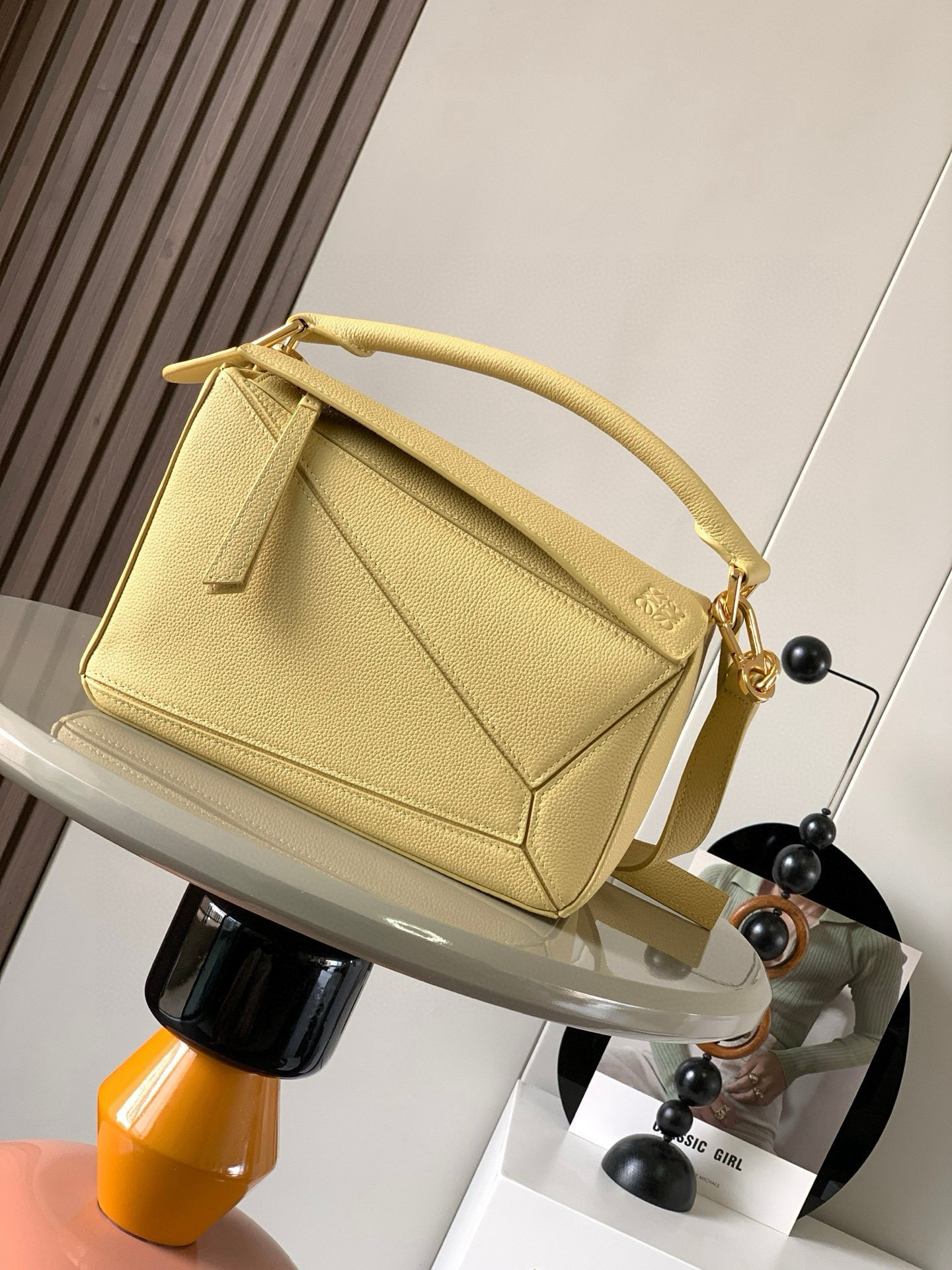 NO:384015,Geometric bag 24CMPuzzle handbags imported from original calfskin plain paper Luojia's popular geometric bag Puzzle handbag is the first handbag for L0EWE's first handbag rectangular shape and precise cutting technology. Puzzle's unique geometric lines This small-size version is made of soft grain cowhide leather * Small Puzzle can accommodate for example a large wallet, mobile phones of all sizes and sunglasses obliquely, shoulder back, hand hold or top handle carrying * removable Size 24CM~16CM~10CM Model number 9005 Color full butter color, Loewe, loewe, wallets, cowhide19860909几何包24CMPuzzle手袋原厂进口小牛皮平纹 罗家爆款几何包Puzzle 手袋是创意总监乔纳森·安德森（ Jonathan Anderson）为 L0EWE 推出的首款手提包长方体形状和精确的切割技术创造了 Puzzle 独特的几何线条这个小尺寸版本采用柔软粒面牛皮革制成＊小号 Puzzle 可以容纳例如一只大号钱包、所有尺寸的手机和太阳镜斜、肩背、手拿或顶部提手携带＊可拆卸 尺寸24CM～16CM～10CM 款号9005 颜色全荔黄油色,罗意威,loewe,loewe,wallets,cowhide,Bag