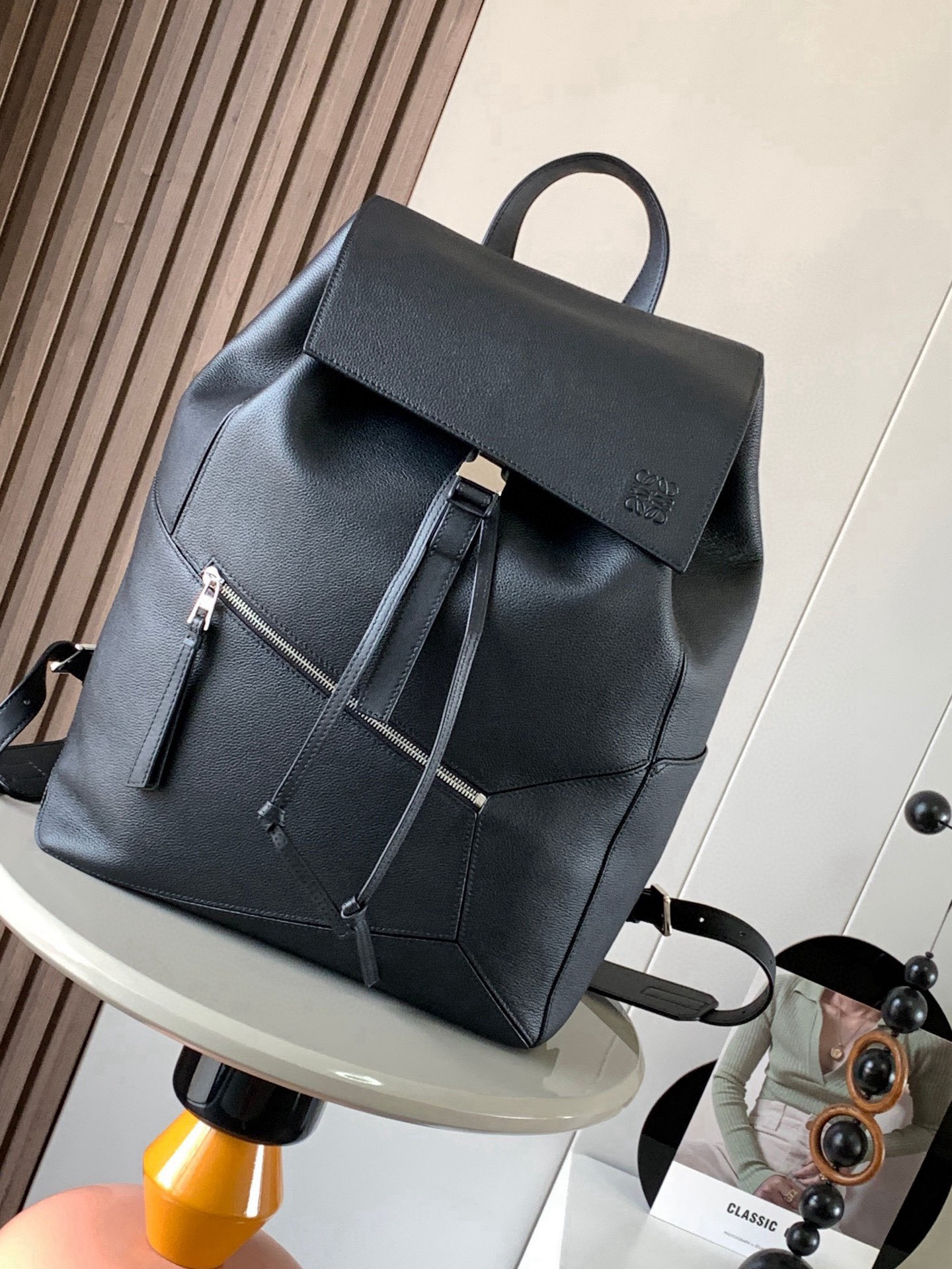 NO:384073,Puzzle Backpack Soft Grain Cowhide Leather Military Backpack Backpack is a spacious and versatile backpack. The backpack is made of soft grain calfskin and classic calfskin. It is very comfortable to touch. It is not only resistant to fabrication, but also not shoulder design. This backpack adopts the classic geometric design of Loeiwei's family. It can be directly identified with low-key and connotation without a large logo display. Its cube has a unique and innovative shape. The drawstring bag is matched with a buckle switch. It is basically versatile. Not only that, it also has an ultra-large capacity for commuting and travel. Fashion and practical coexistence!  Size 33~44.5~16CM Model number 9031 Color black, Loewe, backpacks, cowhide19860909puzzle Backpack双肩包柔软粒面牛皮革军用背包双肩包是一种宽敞且用途广泛的背包款双肩包选择的是用柔软粒面小牛皮与经典小牛皮精制而成触感非常的舒适,不仅抗造而且还不勒肩膀设计这款双肩包采用了罗意威家的经典几何设计不用大幅度的 logo 展示就可以直接辨认低调有内涵.其立方体的造型独特而创新,抽绳包口搭配搭扣开关,安全又实用包包基本百搭,不仅如此它还有超大容量适用于通勤和差旅时尚与实用并存！ 尺寸33～44.5～16CM 款号9031 颜色黑色,罗意威,loewe,backpacks,cowhide,Bag