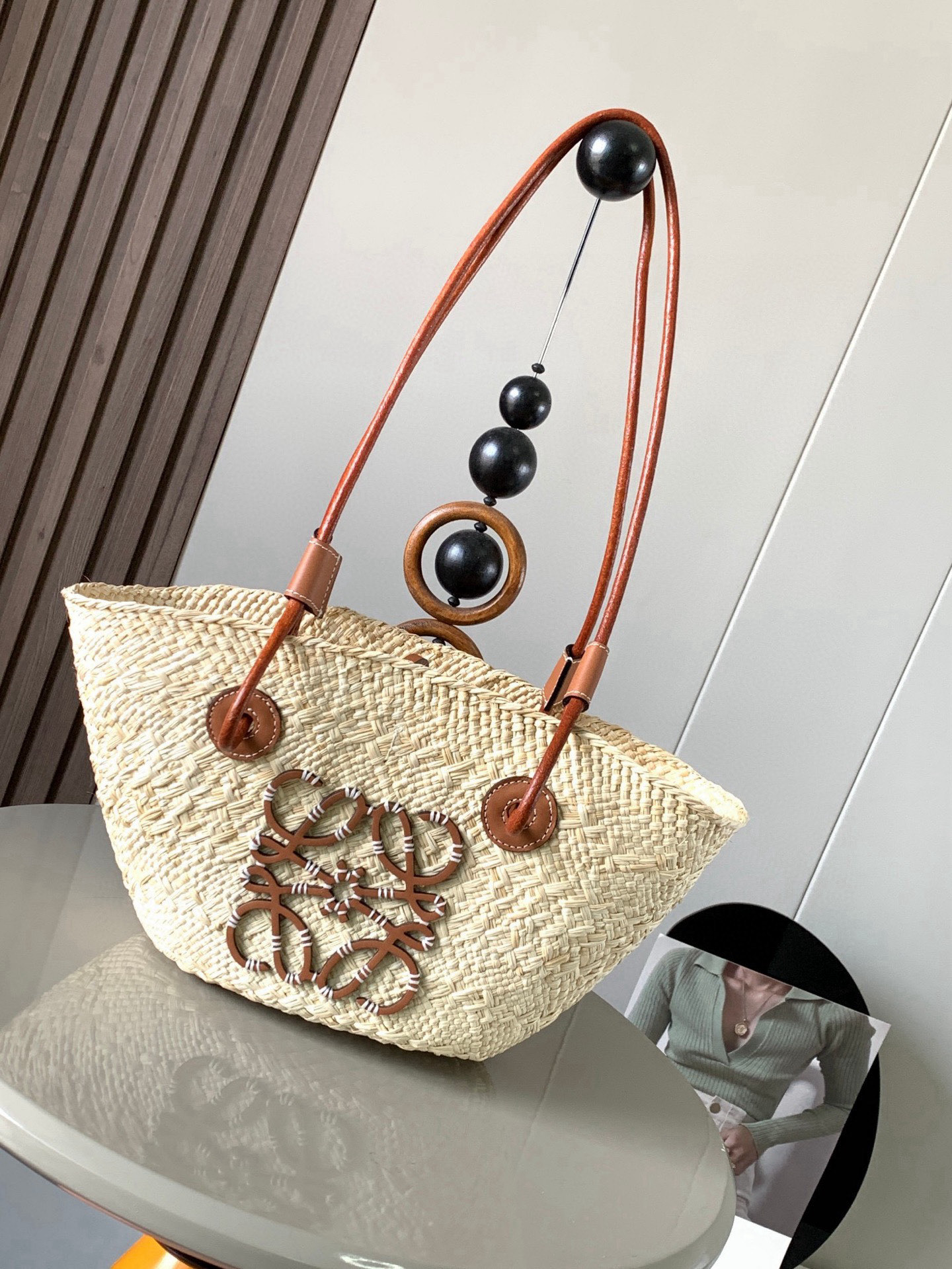 NO:384062,【Imported Original Rafia】Small Eraka Palm Fiber and Cowhide Leather Anagram Basket Handbags with many stars The same style A traditional basket handbag with classic hand-woven wrap tubular cowhide straps, and a piece of cowhide Anagram embossed patch This small-sized version is made of Eraka palms, which are planted and harvested in Colombia and dried, and then organized by the Corporacion Oficio y Arte, a female craftsman weaving organized by Corporacion Oficio y Arte, due to hand-made, the size may vary slightly, making every purchase two!  Must-have woven handbags in summer. If you want to choose a bag as a must-have for summer, it must be a woven bag. It is suitable for daily wear and weekend outings. It directly fills the atmosphere of the summer. The Anagram Basket handbags with classic hand-woven basket handbags. It is a holiday style. ◇ Must-have for summer matching. Size 34CM~16.5CM~13CM. Model number 8012. Color brown, Loewe, loewe, cowhide.19860909【进口原厂拉菲草】小号伊拉卡棕榈纤维和牛皮革 Anagram Basket 手袋超多明星同款一个传统的篮子手袋带有经典的手工编织包身管状牛皮革带子,以及一块牛皮革 Anagram 压纹贴片这个小尺寸版本采用伊拉卡棕榈制成,这种棕榈树在哥伦比亚种植收获并晒干,然后由公平贸易原则指导的 Corporacion Oficio y Arte 组织的女工匠编织由于手工制作,尺寸可能略有不同,使每次购买都二！夏天必备编织手袋,如果要选一只包包作为夏日必备那一定是编织包.既适合日常穿搭,也适合周末外出,把夏日的氛围感直接拉满Anagram Basket手袋带有经典手工编织的篮子手袋.随手一背就是度假风◇夏日搭配必备 尺寸34CM～16.5CM～13CM 款号8012 颜色棕色,罗意威,loewe,cowhide,Bag