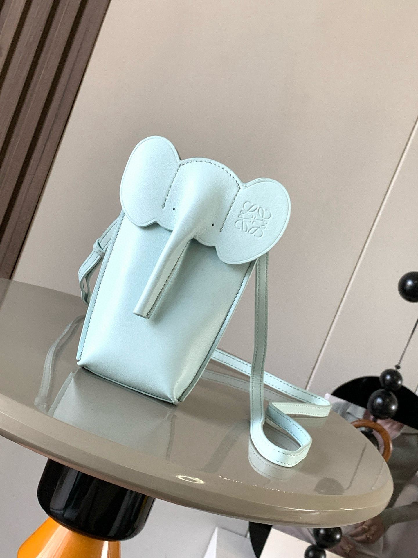 NO:384511,The classic cowhide leather small elephant bag with small elephant shape is full of design. The elephant series mobile phone bag has a great effect on the upper body. It is not picky at all and does not pick the clothes. It is not easy to match the style. It is also very versatile. It is not a waste bag at all~~ It is so fragrant when you go out to shop and eat. It is so cute that it screams. The cute mobile phone bag!  The Luo family's small elephant crossbody mobile phone bag with win-win appearance and cost performance is super cute and easy to match. The bag that modern people need most is definitely the mobile phone bag that can hold the mobile phone bags. They are all good bags, one is cuteer than the other, small but not useless, full of playfulness. Size 19CM~8CM~4CM Model number 9200 Color Glacier Blue, Luo Yiwei, loewe, loewe, cowhide19860909经典牛皮革小象袋小象形状的小包设计感十足的大象系列手机包单肩斜挎背的上身效果都很赞,完全不挑人也不挑衣服设计小众不易撞款,还很百搭完全不是小废包～~出门逛街吃饭随便背着它太香了真的可爱到尖叫太太可爱的手机包！颜值和性价比双赢的罗家小象斜挎手机包超嗲超好搭,现代人最需要的包绝对是手机包能装下手机的小包都是好包一个比一个可爱,小而不废,俏皮满满 尺寸19CM~8CM~4CM 款号9200 颜色冰川蓝,罗意威,loewe,loewe,cowhide,Bag