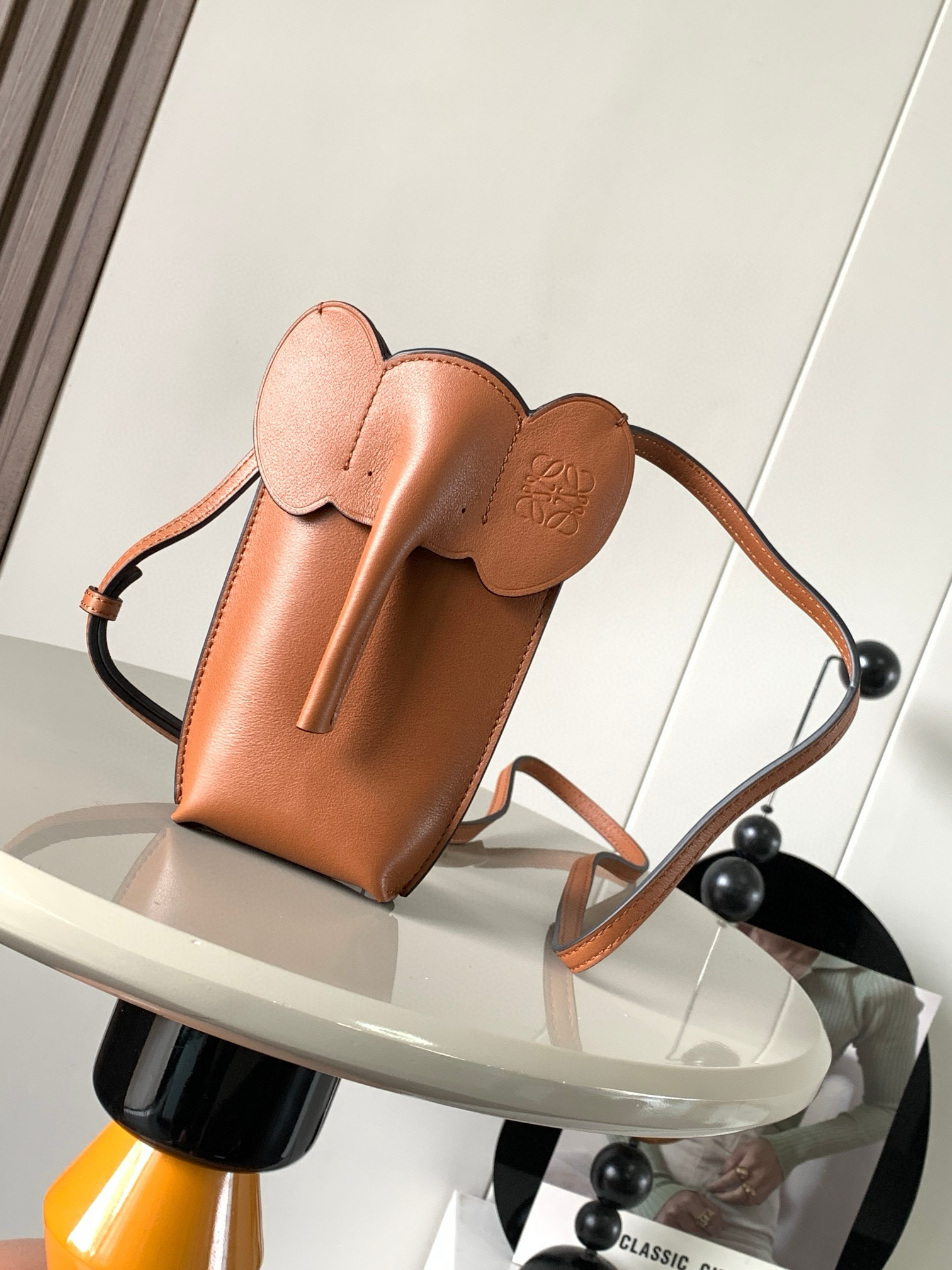 NO:384536,The classic cowhide leather small elephant bag with small elephant shape is full of design. The elephant series mobile phone bag has a great effect on the upper body. It is not picky at all and does not pick the clothes. It is not easy to match the style. It is also very versatile. It is not a waste bag at all~~ It is so fragrant when you go out to shop and eat. It is so cute that it screams. The cute mobile phone bag!  The Luo family's small elephant crossbody mobile phone bag with both appearance and cost performance is super cute and easy to match. The bag that modern people need most is definitely the mobile phone bag that can hold the mobile phone bags are all good bags, one is cuteer than the other, small but not useless, full of playfulness. Size 19CM~8CM~4CM Model number 9200 Color brown, Luo Yiwei, loewe, loewe, cowhide19860909经典牛皮革小象袋小象形状的小包设计感十足的大象系列手机包单肩斜挎背的上身效果都很赞,完全不挑人也不挑衣服设计小众不易撞款,还很百搭完全不是小废包～~出门逛街吃饭随便背着它太香了真的可爱到尖叫太太可爱的手机包！颜值和性价比双赢的罗家小象斜挎手机包超嗲,超好搭,现代人最需要的包绝对是手机包能装下手机的小包都是好包一个比一个可爱,小而不废,俏皮满满 尺寸19CM~8CM~4CM 款号9200 颜色棕色,罗意威,loewe,loewe,cowhide,Bag